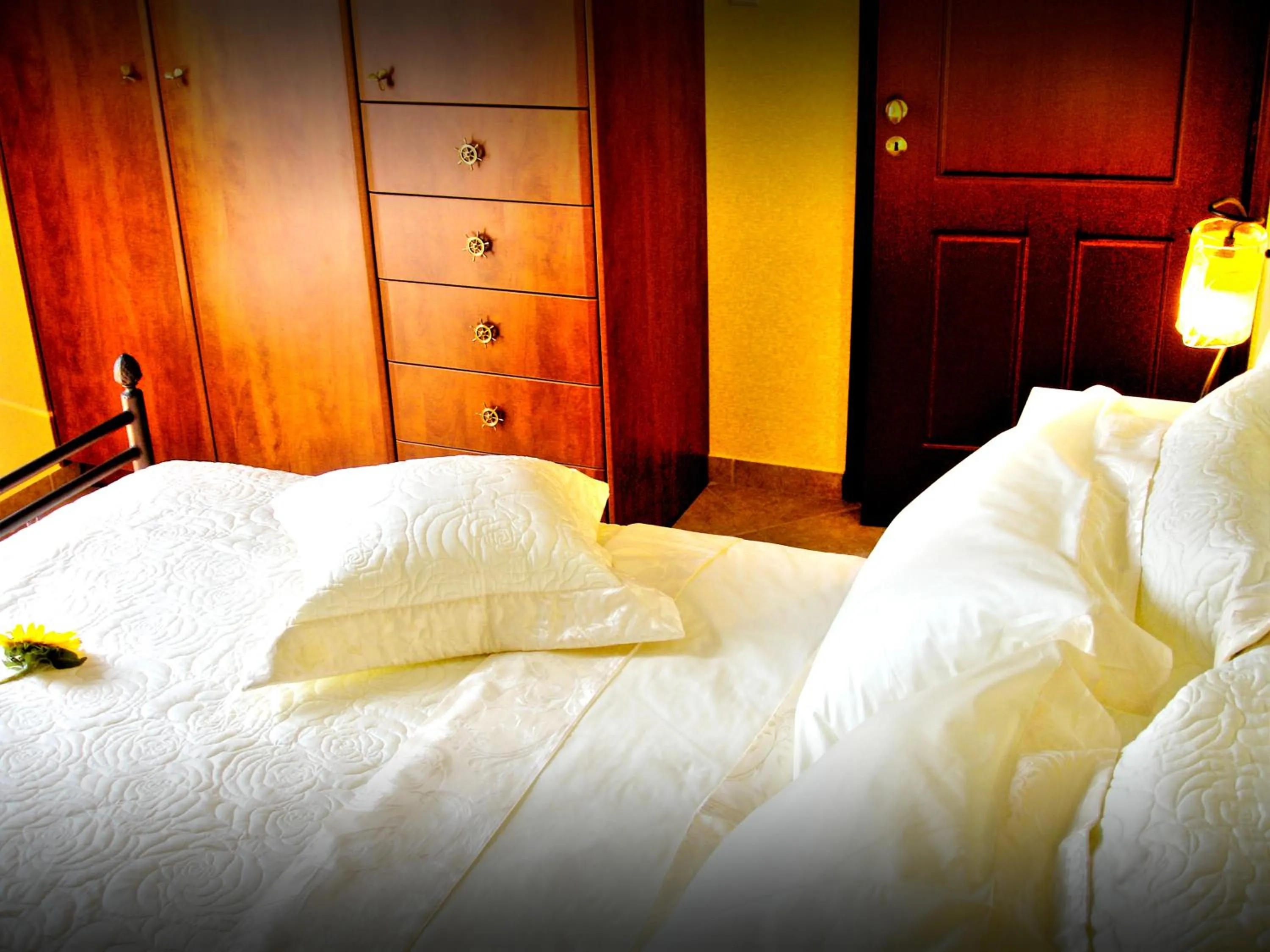 Photo of the whole room, Bed in Acroploro