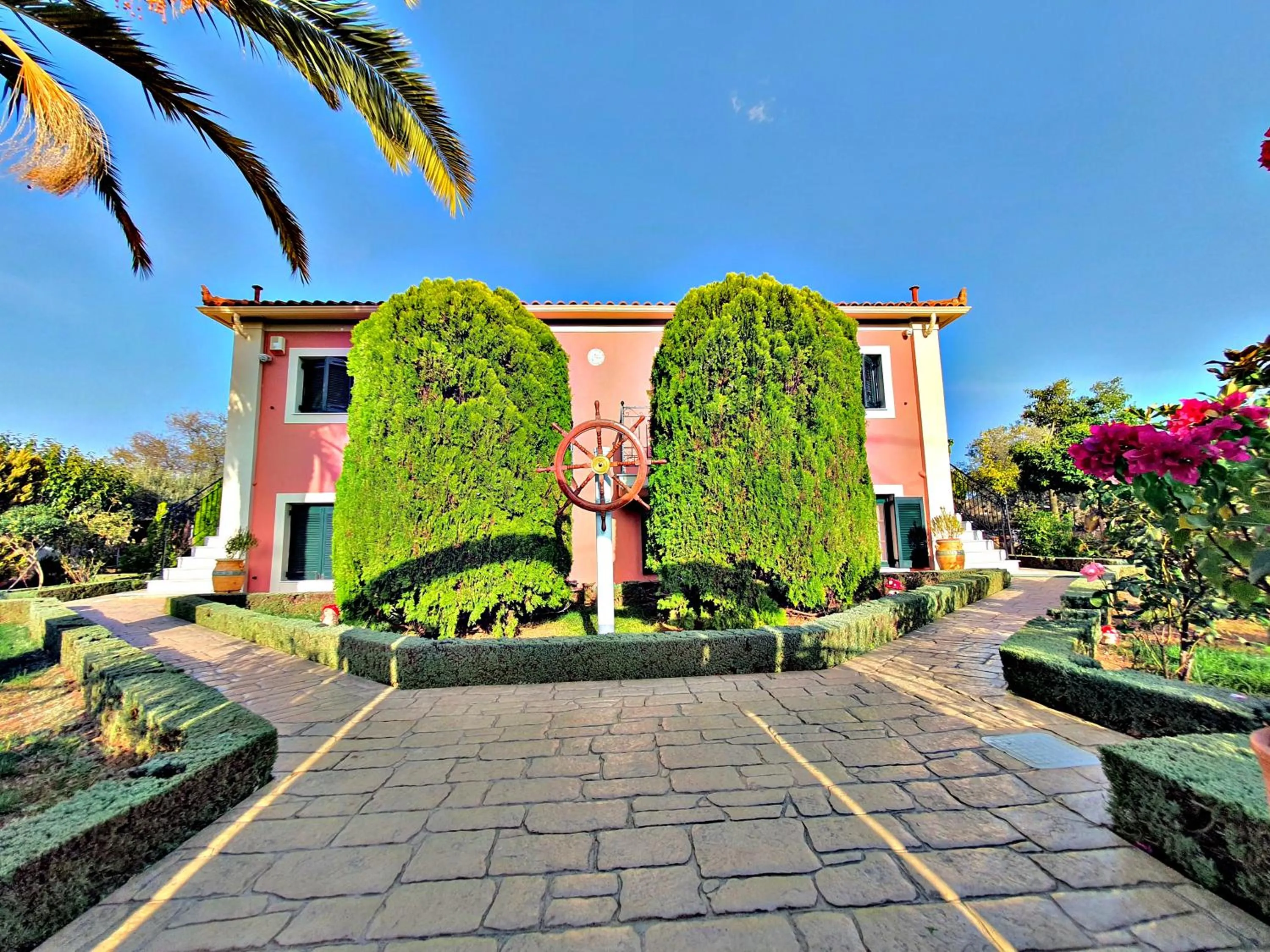 Property building in Acroploro