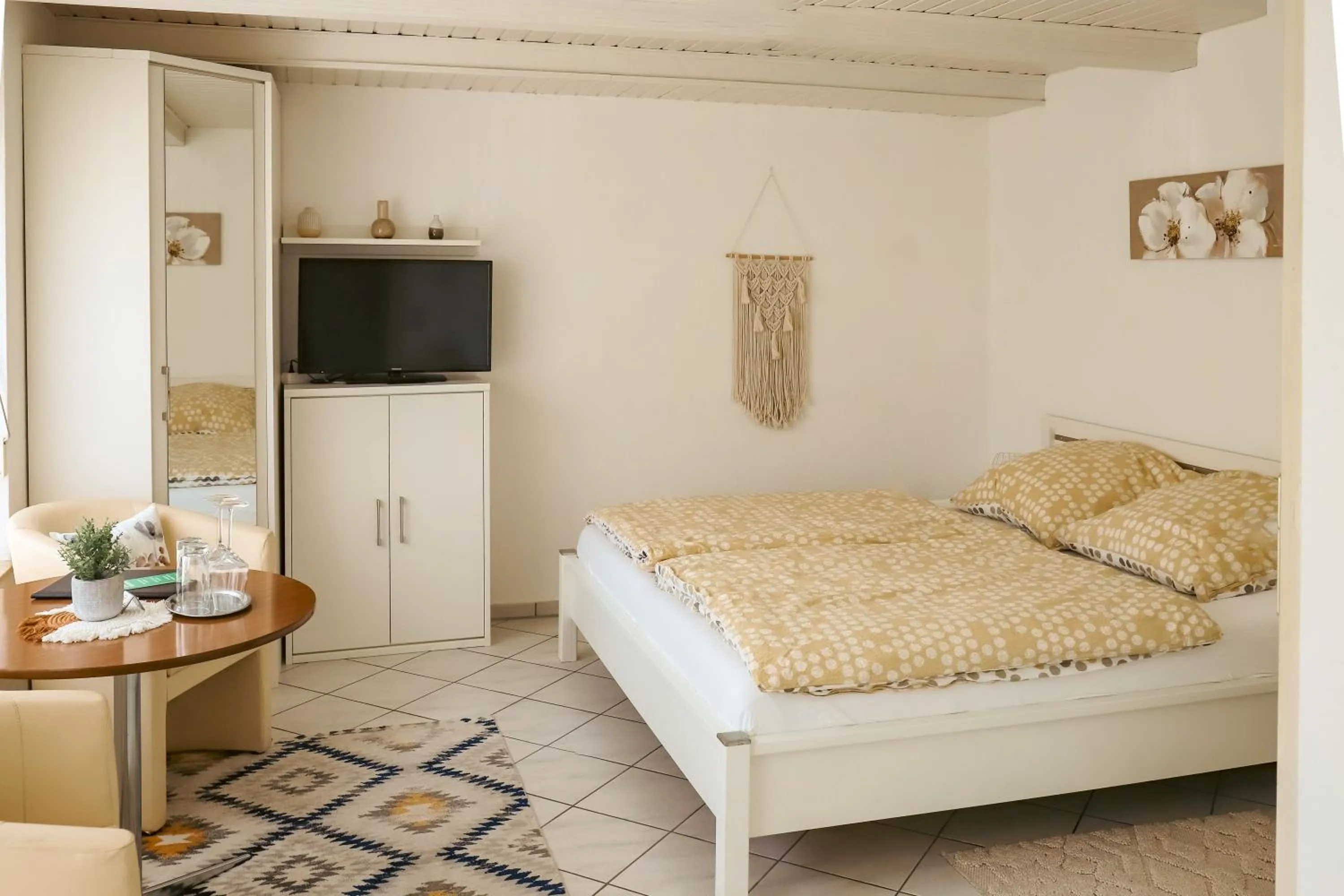Living room, Bed in Hotel Garni Vitamari