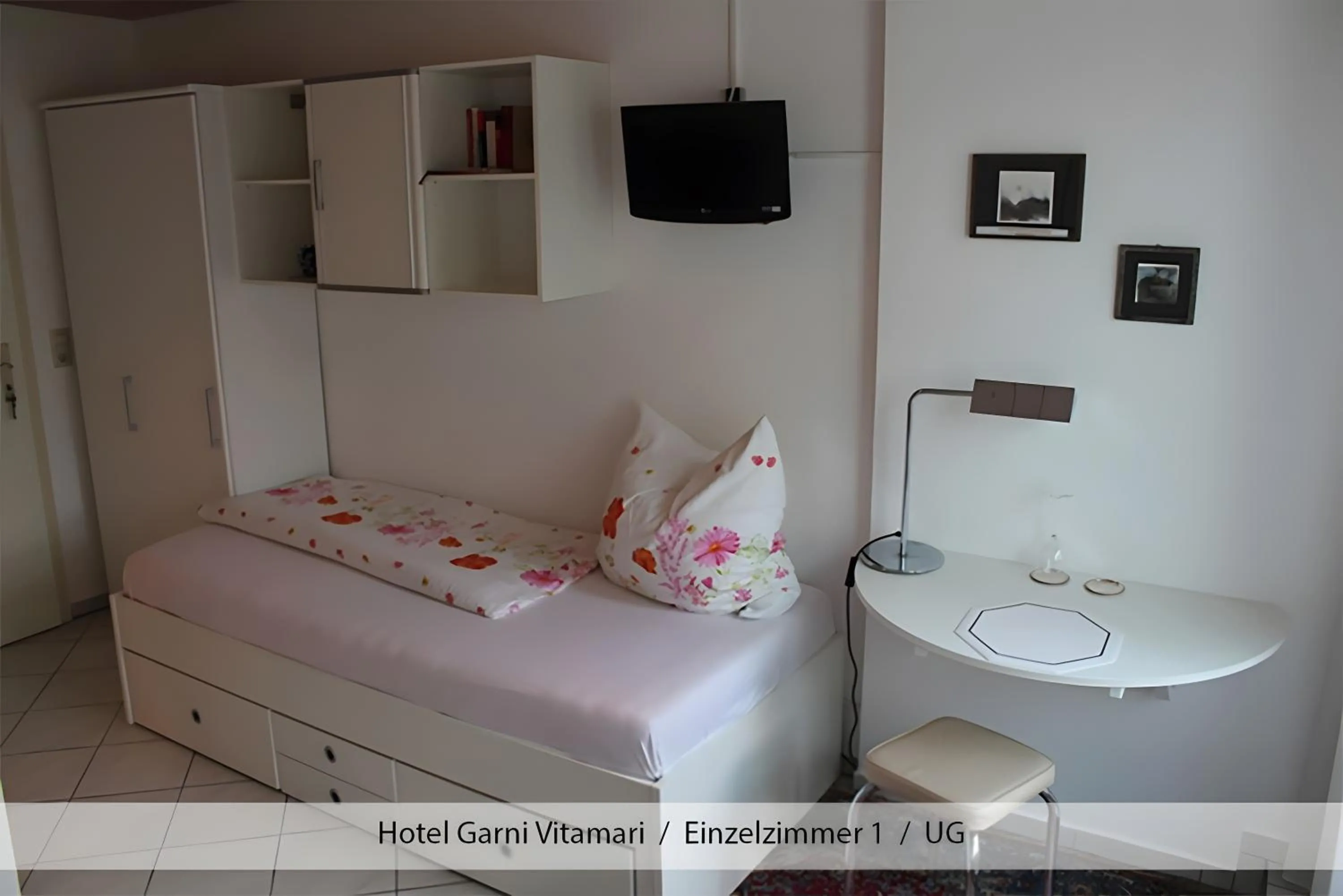 Property building, Bed in Hotel Garni Vitamari