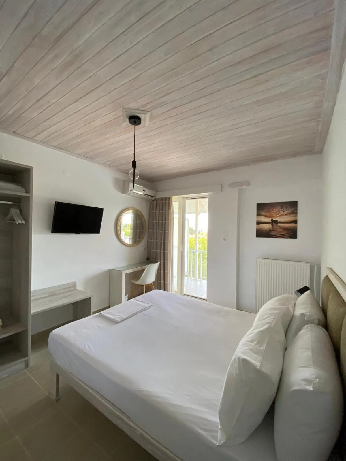 Photo of the whole room, Bed in Leonidas Resort