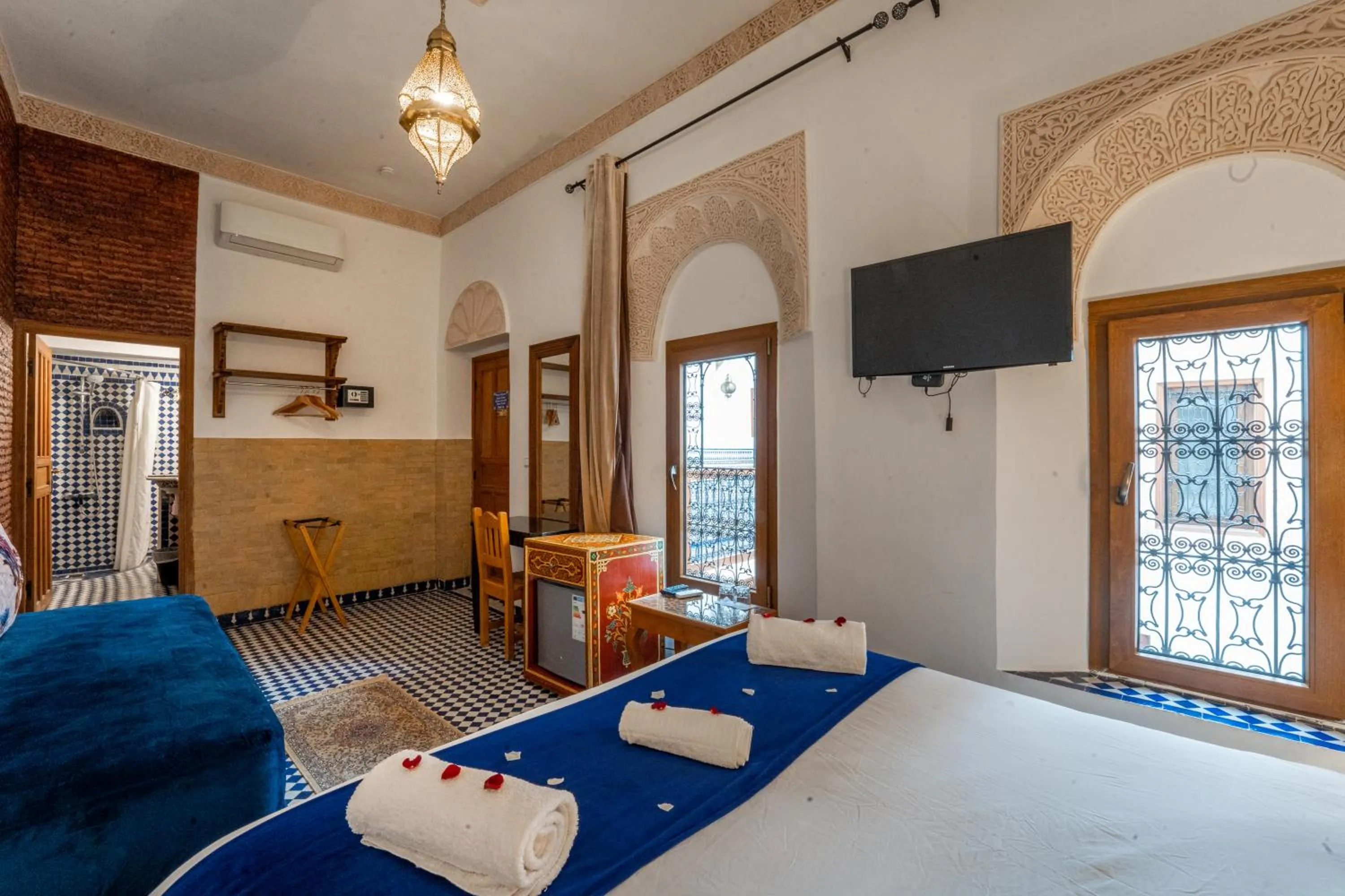 Communal lounge/ TV room, Bed in Dar D'or Fes