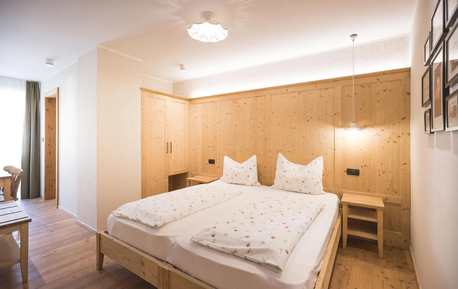 Photo of the whole room, Bed in Emma Historic Hotel