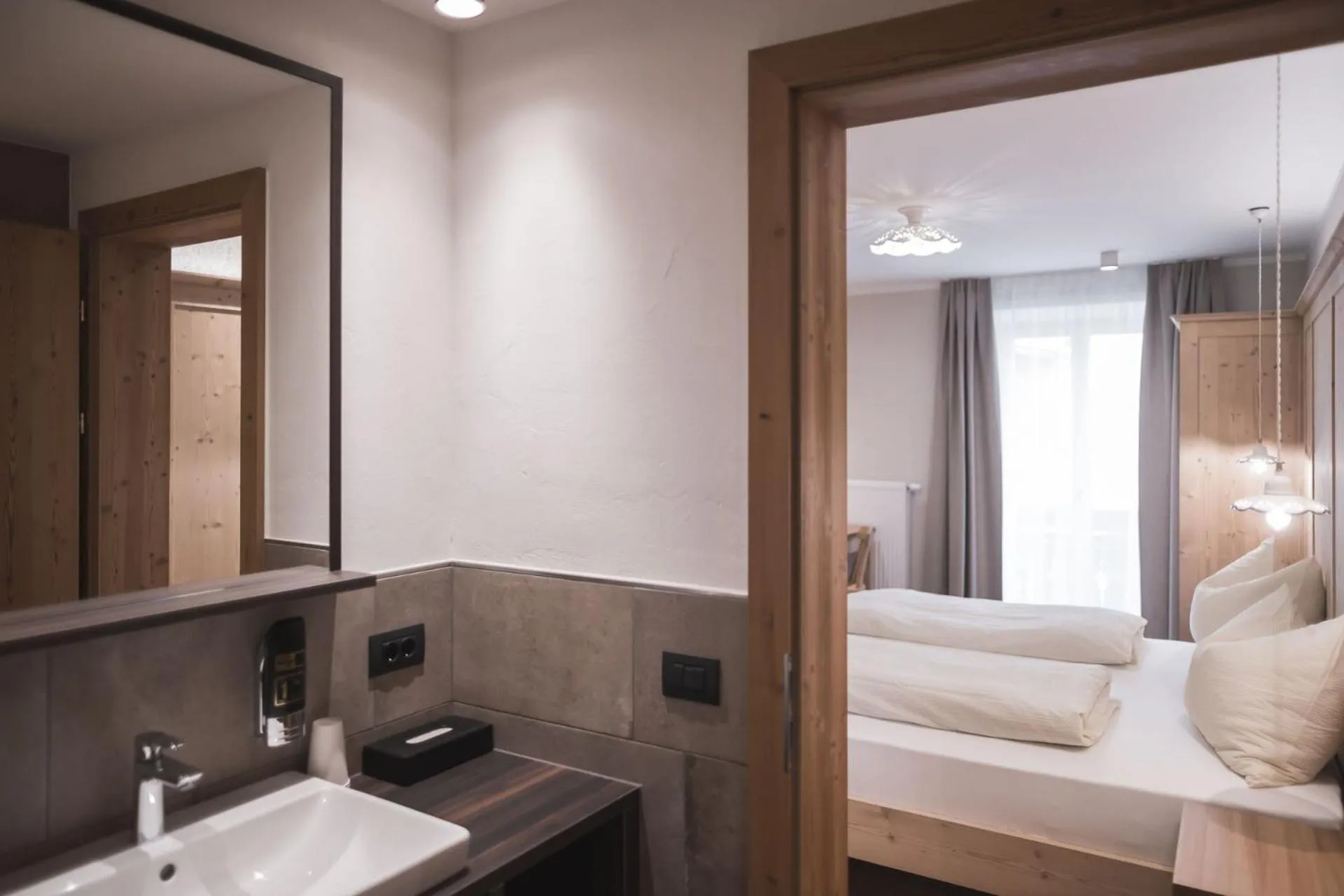 Bathroom, Bed in Emma Historic Hotel