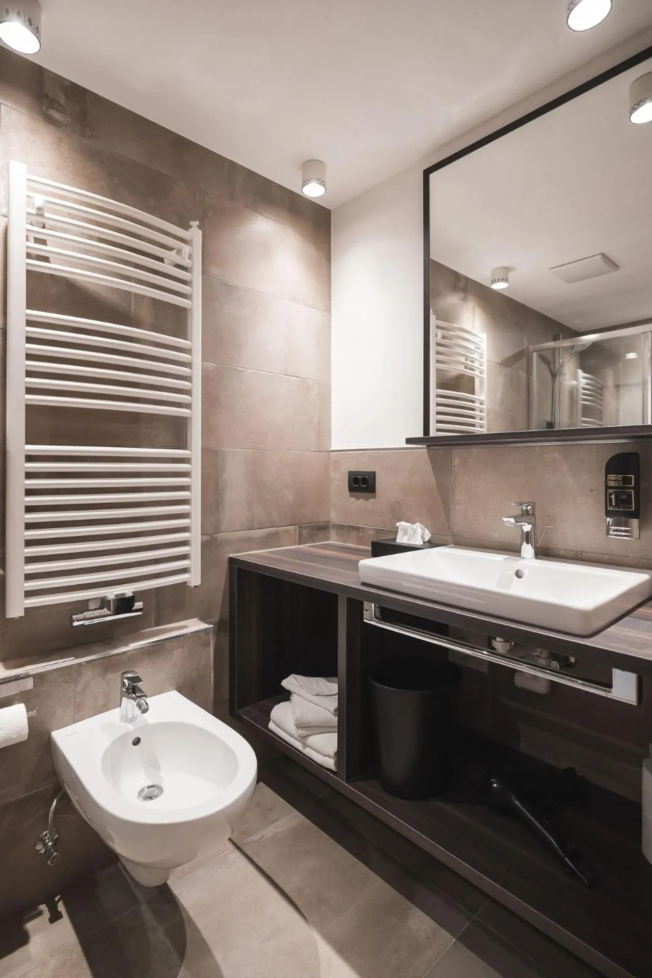 Bathroom in Emma Historic Hotel