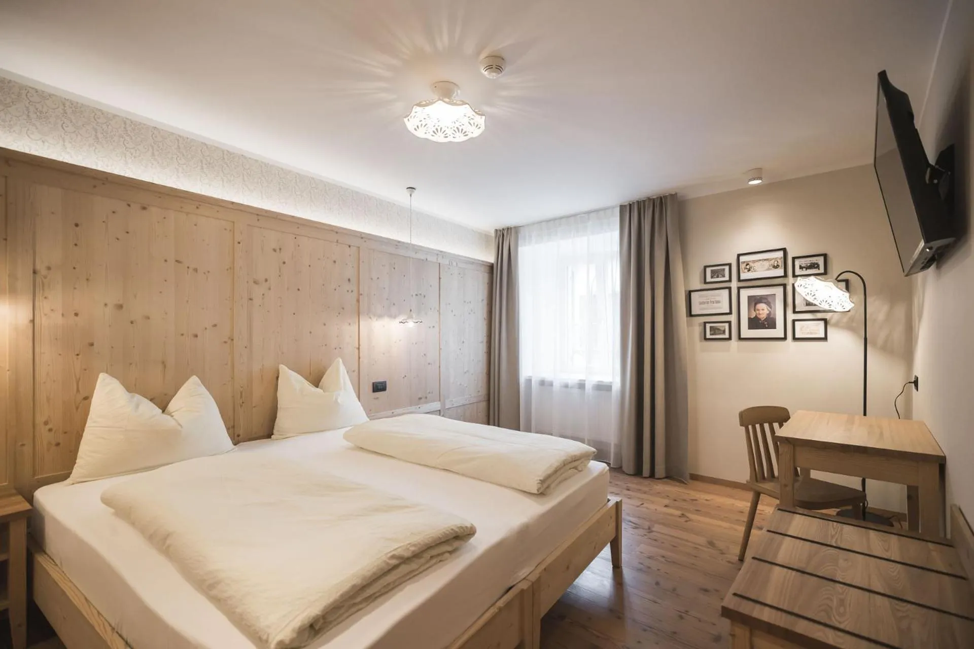 Photo of the whole room, Bed in Emma Historic Hotel