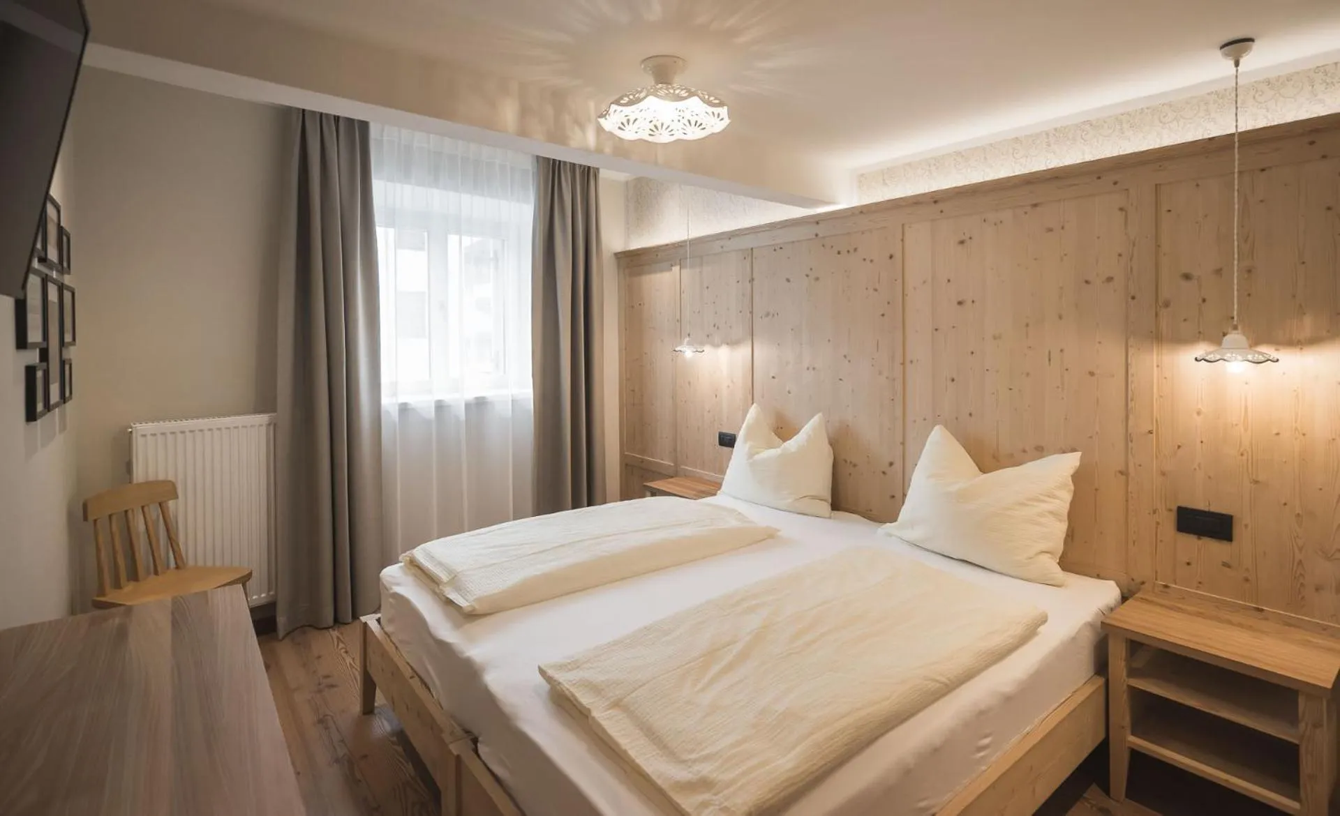 Photo of the whole room, Bed in Emma Historic Hotel