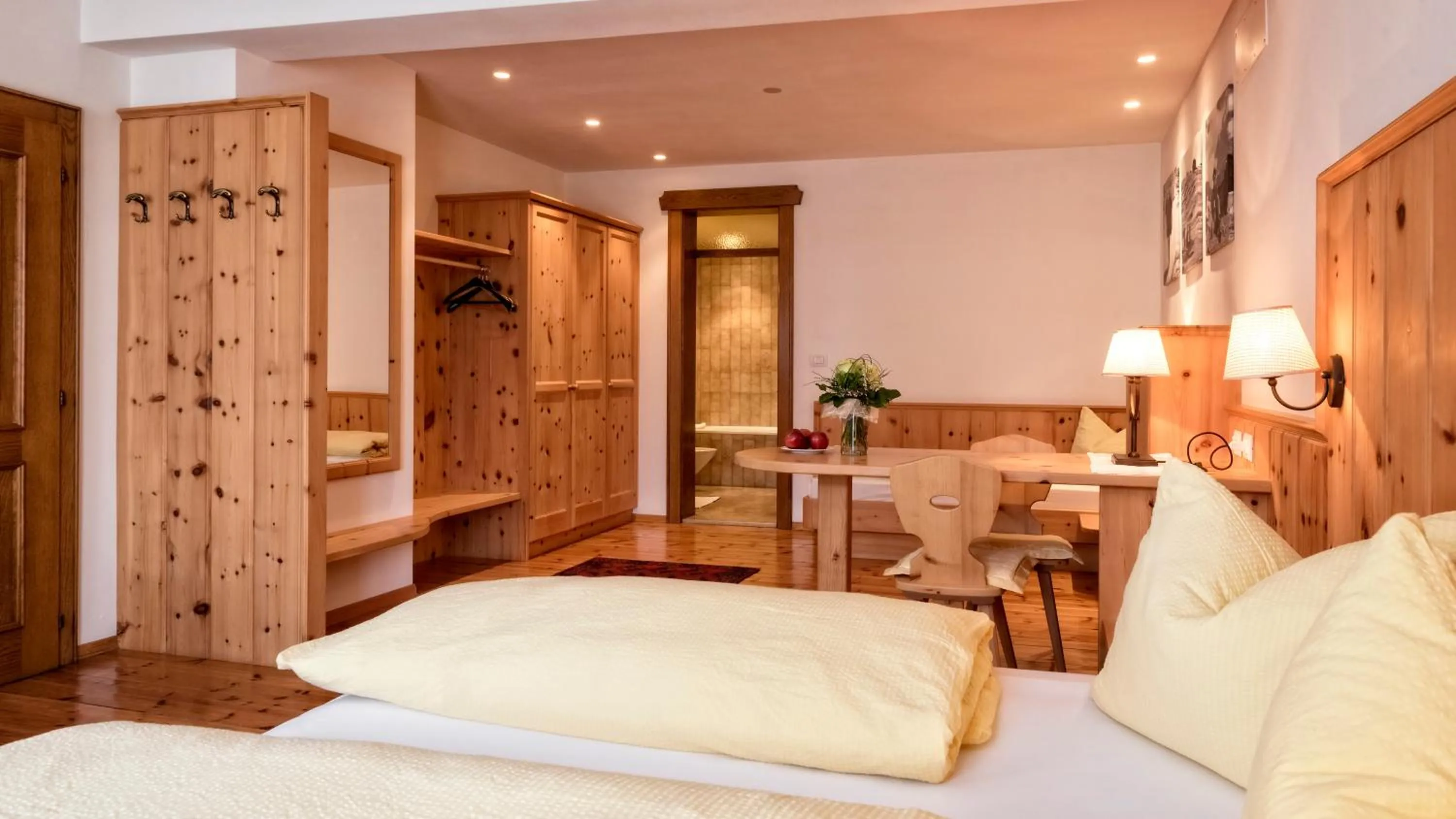 Photo of the whole room, Bed in Emma Historic Hotel