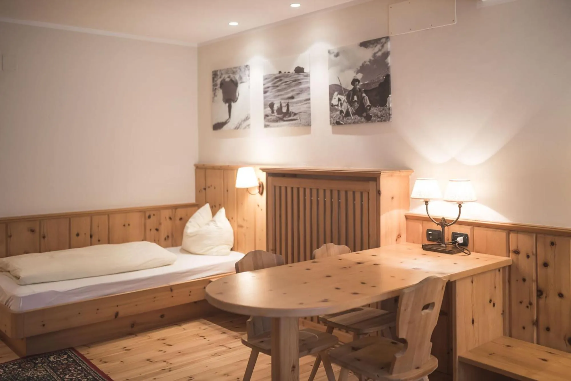 Photo of the whole room, Bed in Emma Historic Hotel