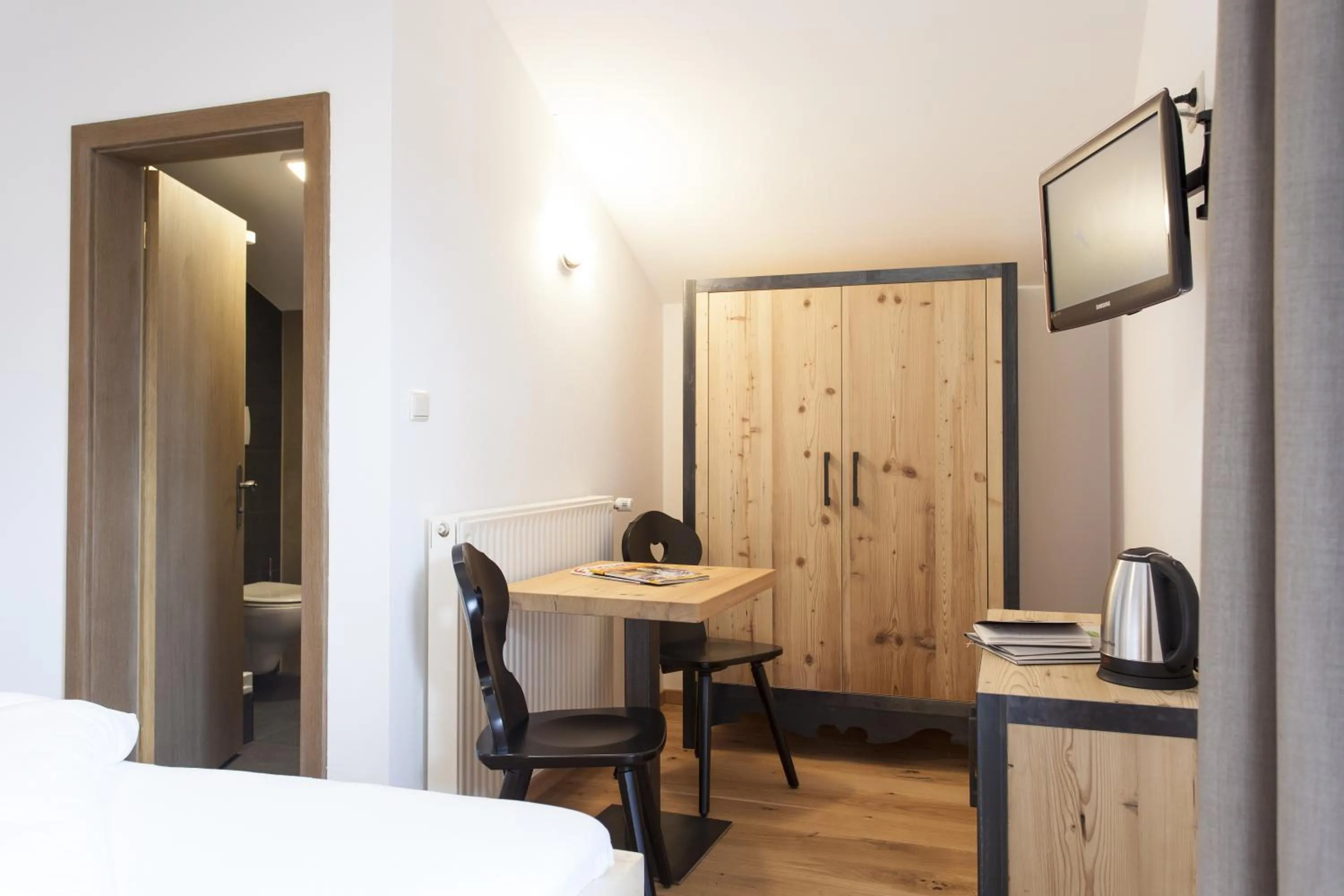 Toilet, Bed in Hotel-Chalet Pennhof