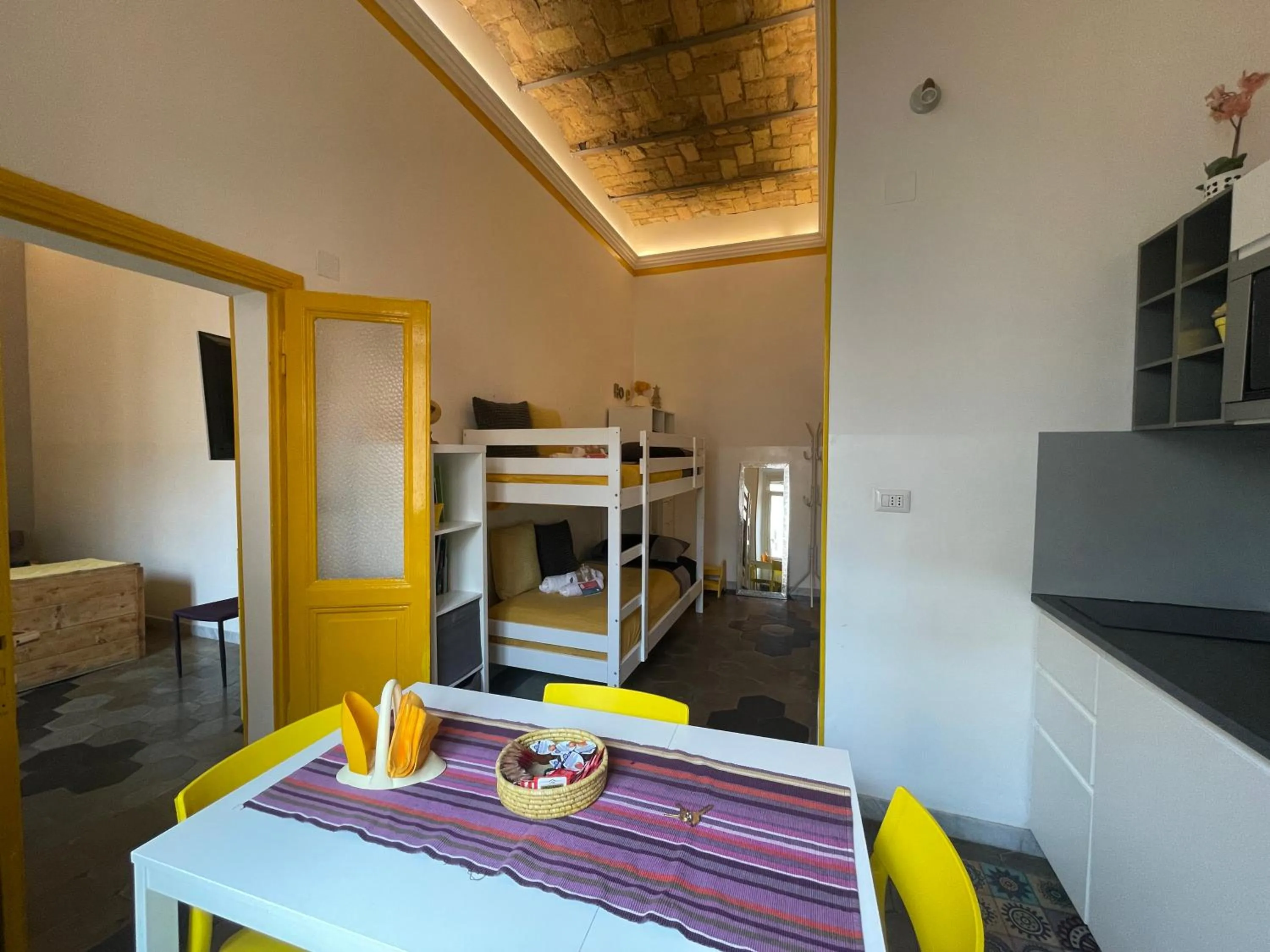 kitchen, Bed in A casa di Ale e Lalla