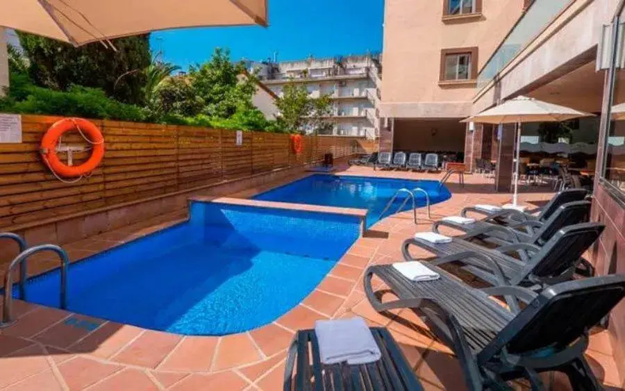 Swimming pool in Tossa Beach Center Swimming pool in Tossa Beach Center