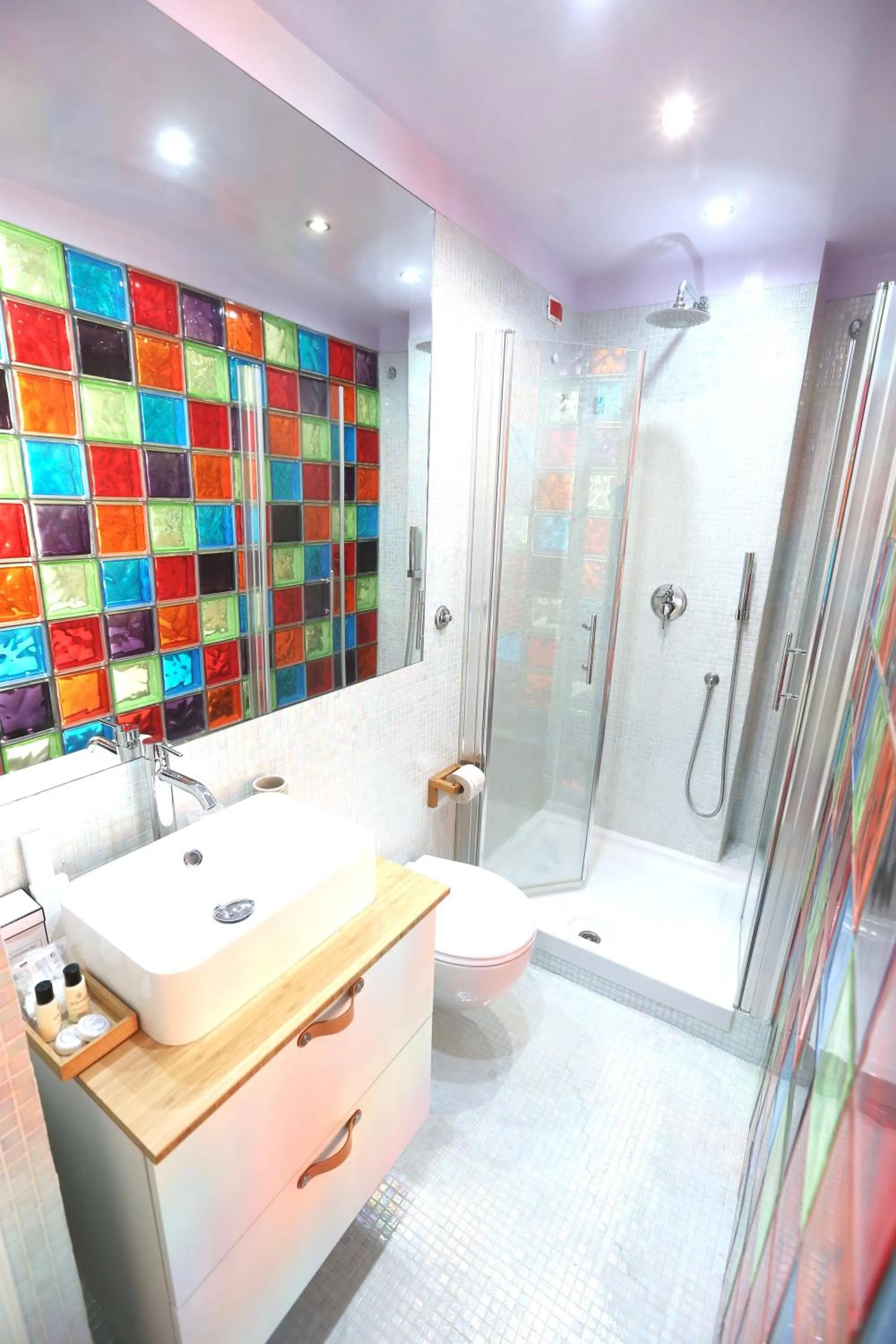 Shower in KISS ME ROME Luxury Rooms