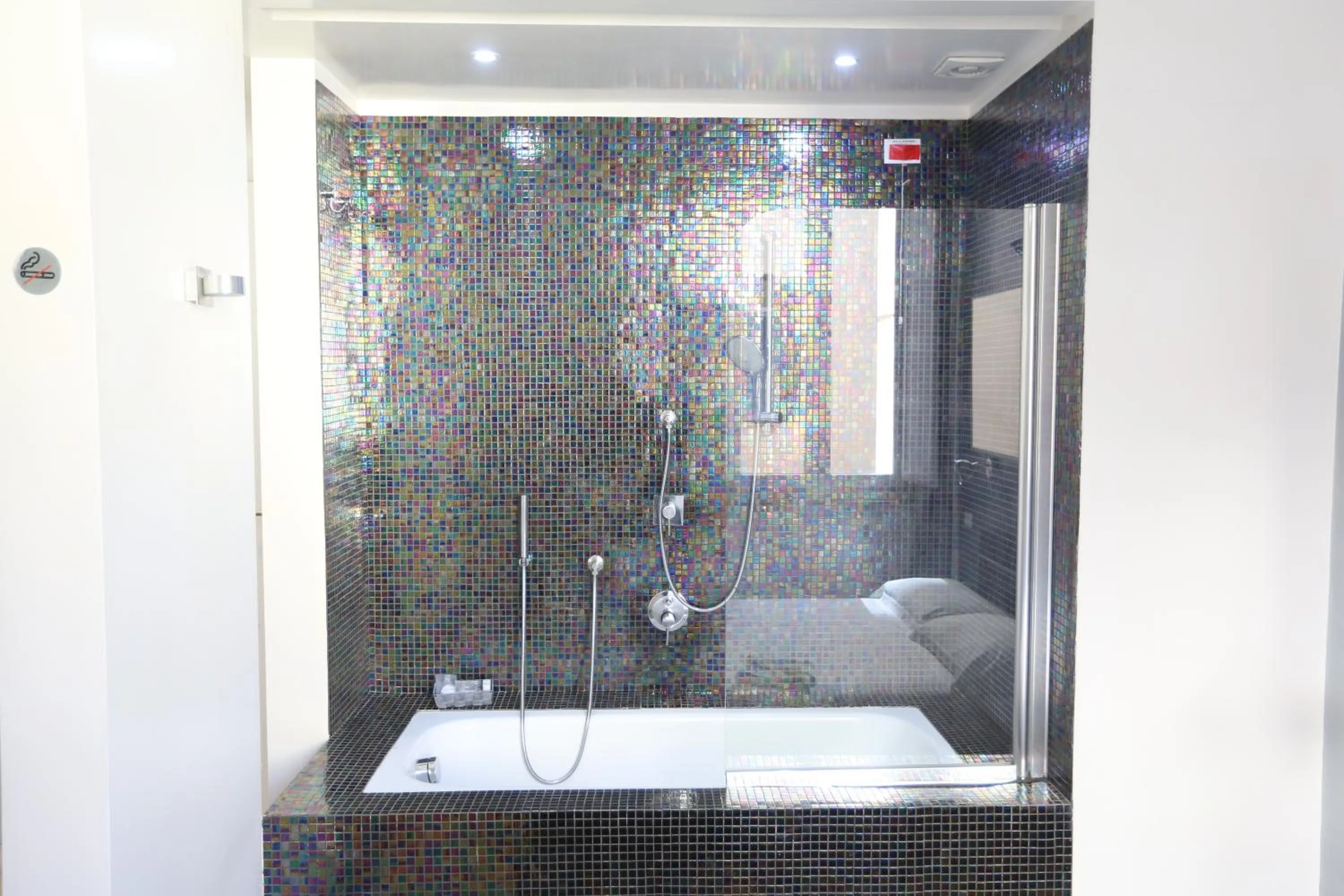 Shower in KISS ME ROME Luxury Rooms