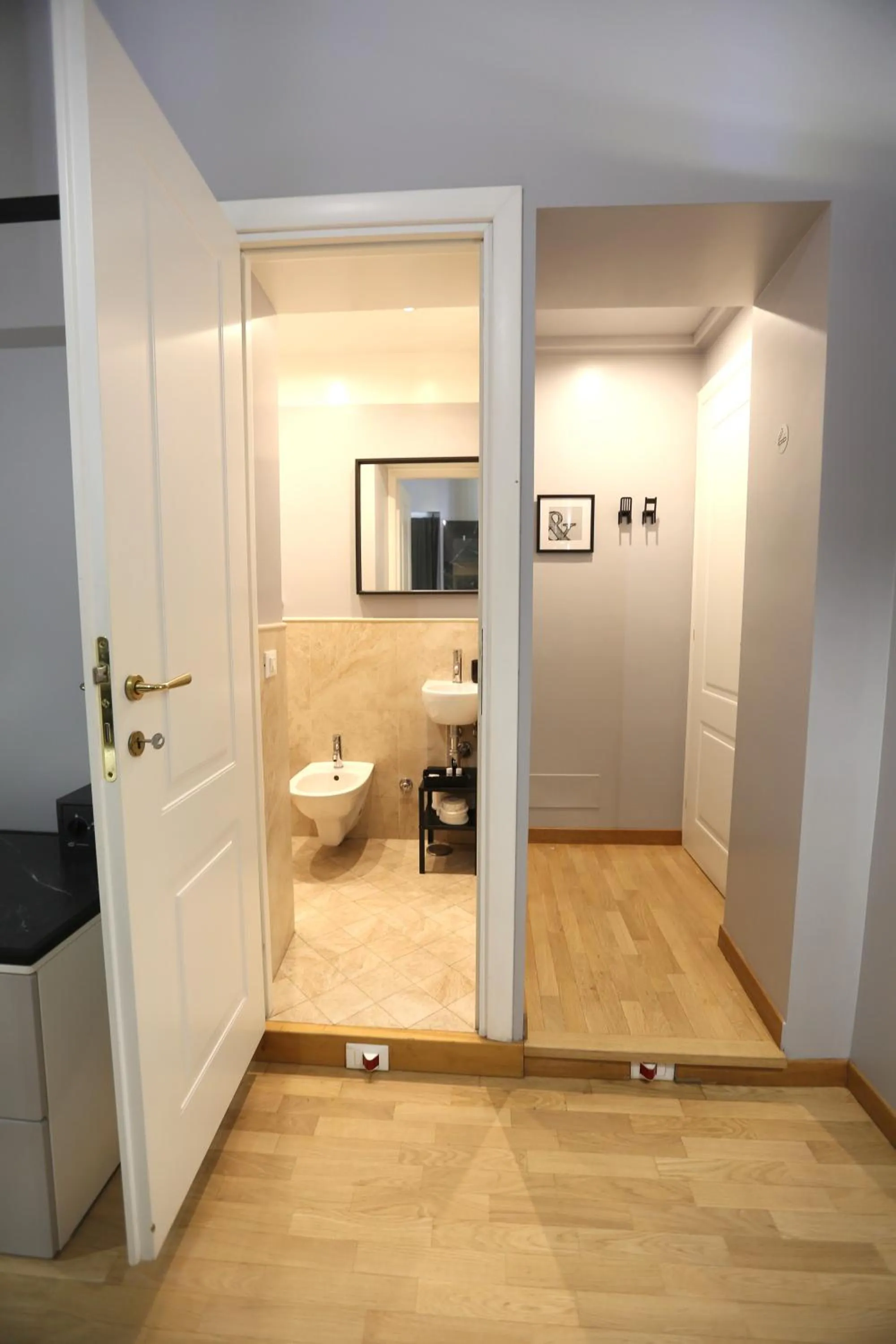 Toilet in KISS ME ROME Luxury Rooms