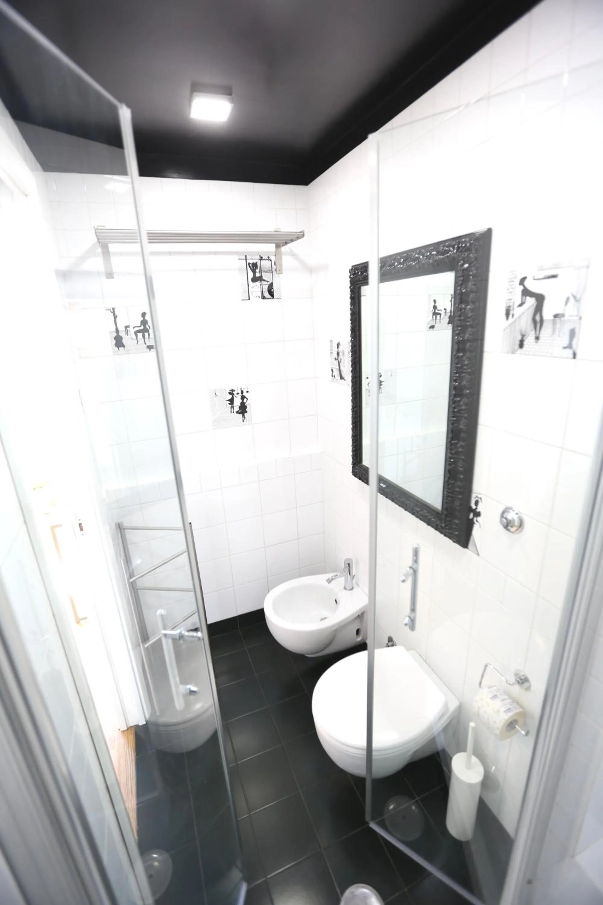 Shower in KISS ME ROME Luxury Rooms