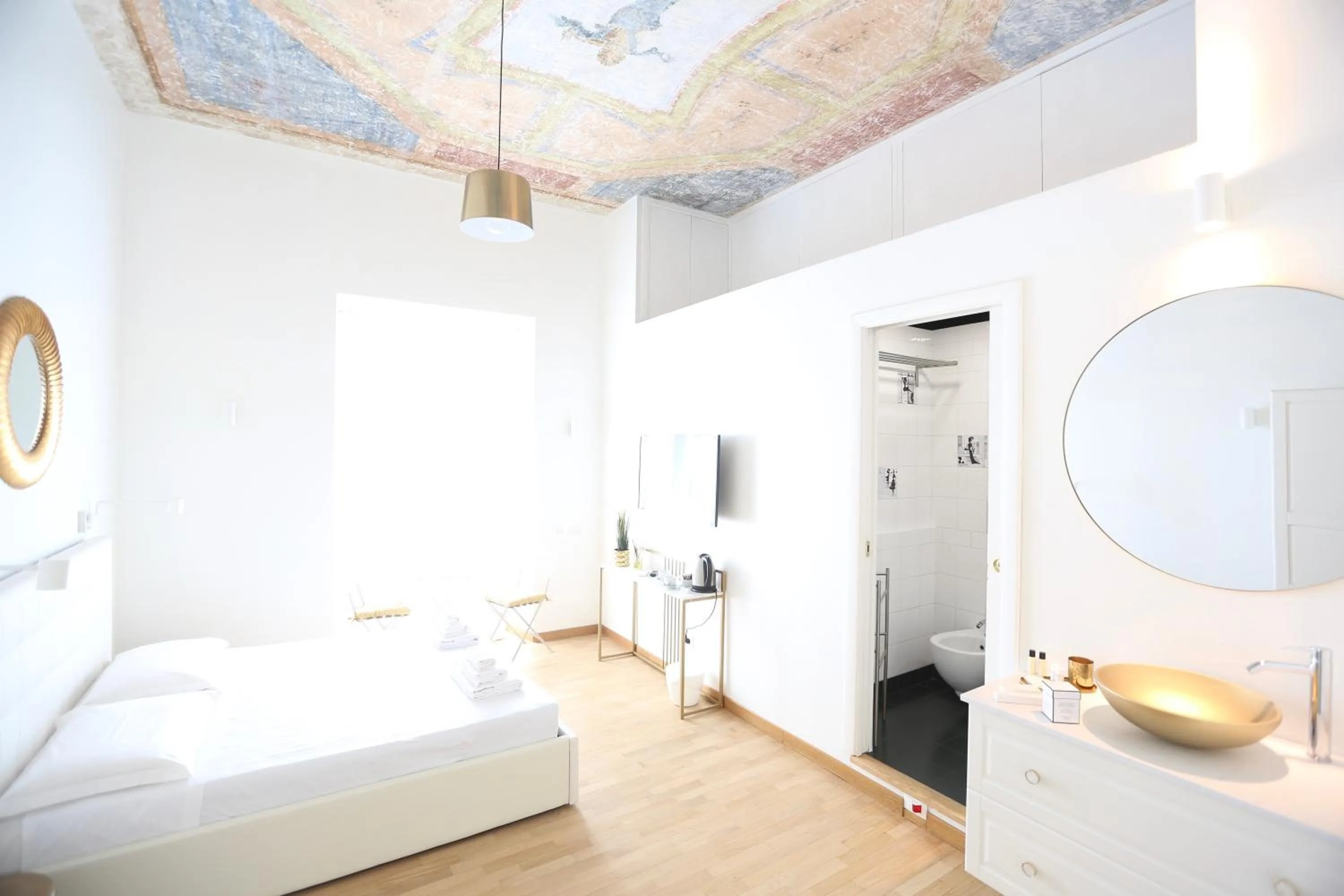 Photo of the whole room, Bed in KISS ME ROME Luxury Rooms