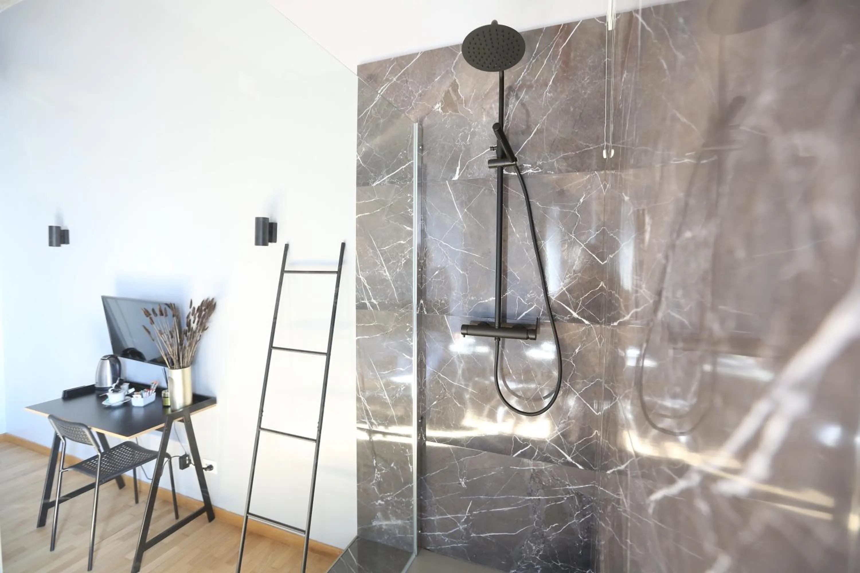 Shower in KISS ME ROME Luxury Rooms