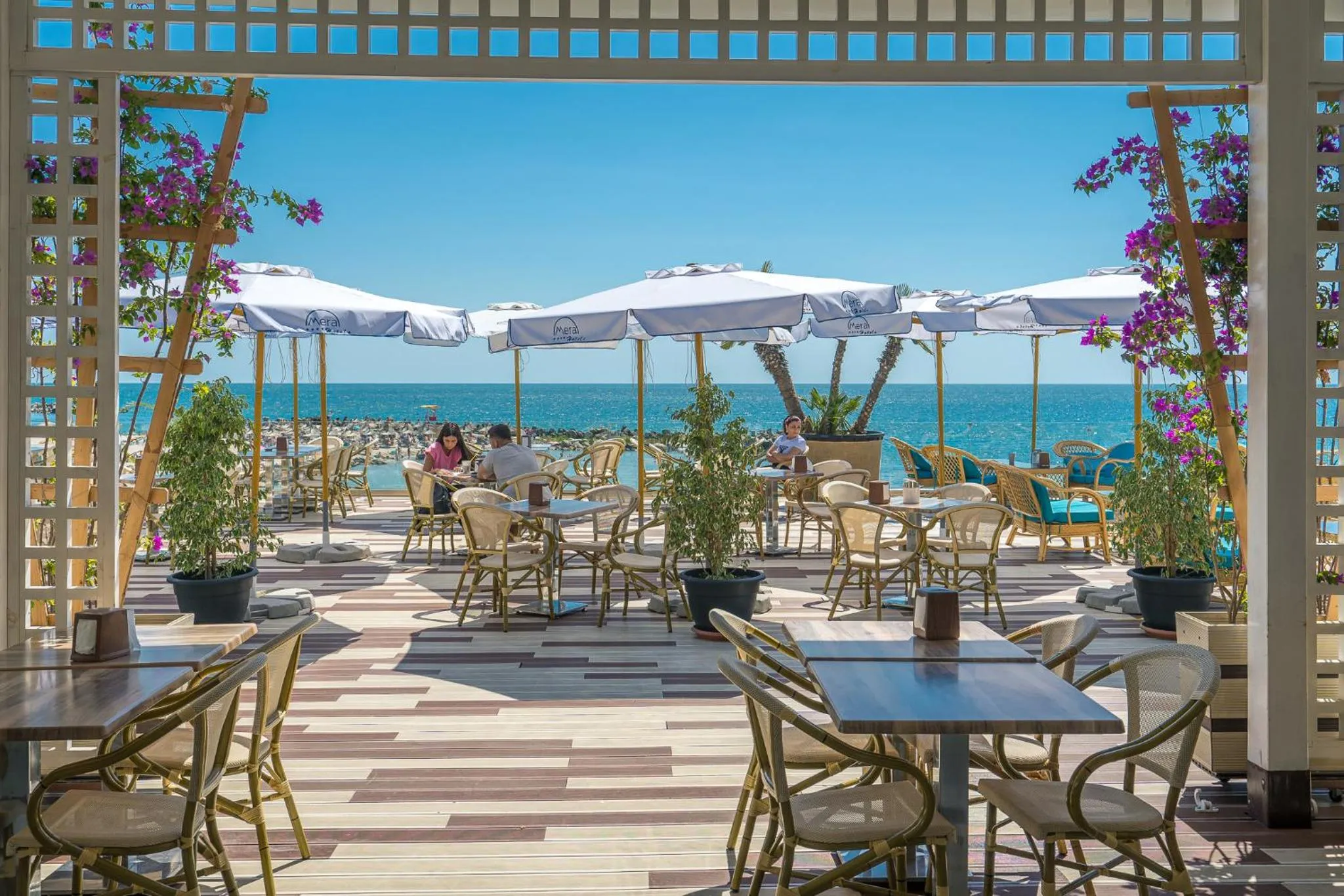 Restaurant/places to eat in Mera Onix