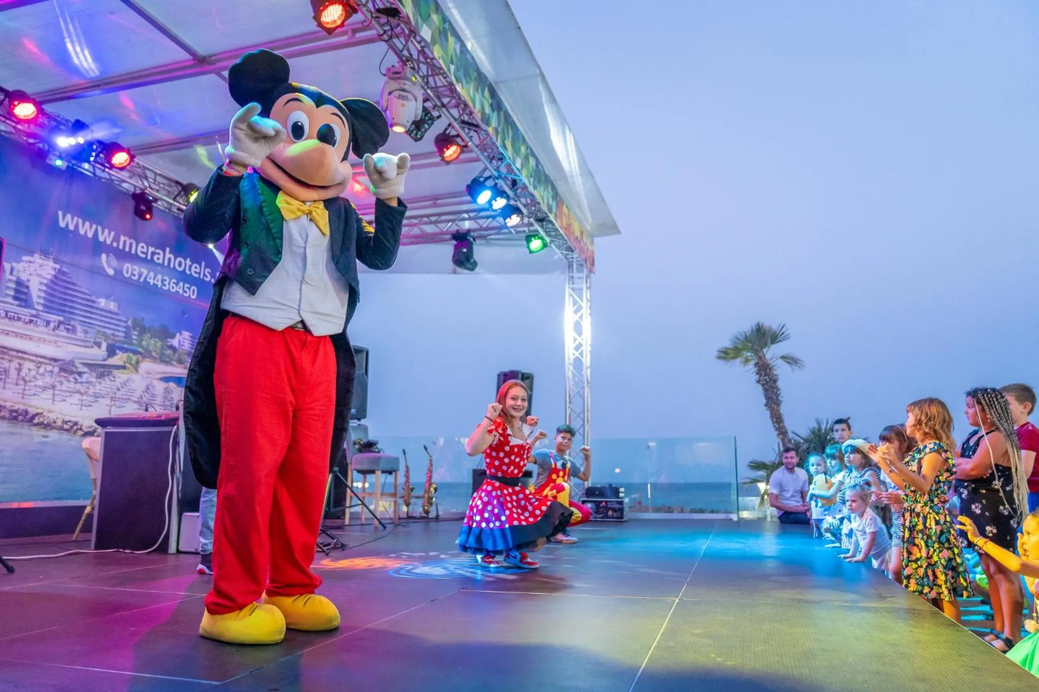 Evening entertainment in Mera Onix