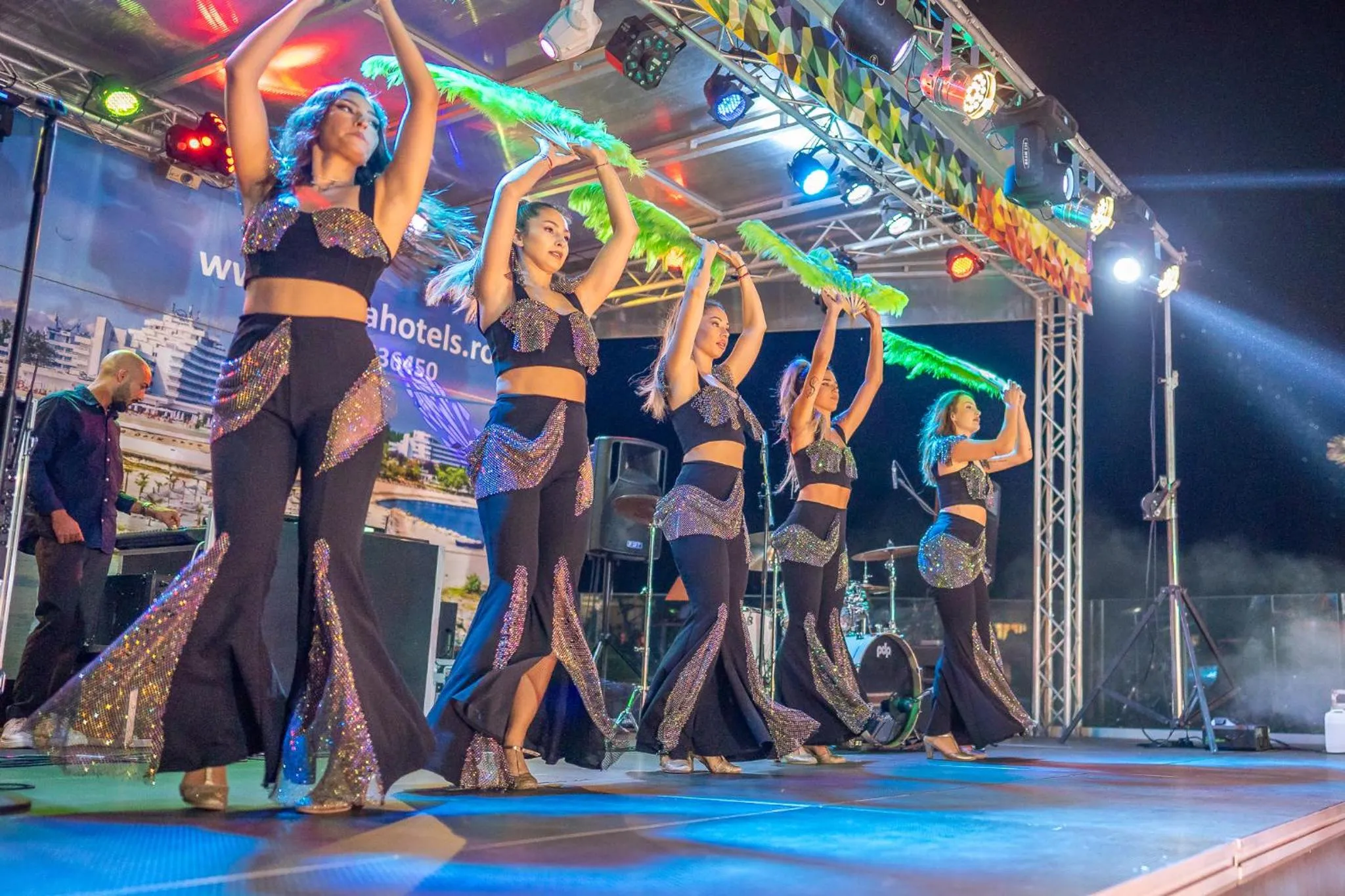 Evening entertainment in Mera Onix