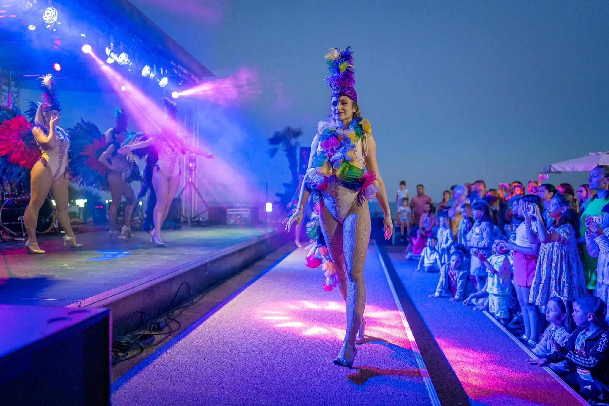 Evening entertainment in Mera Onix