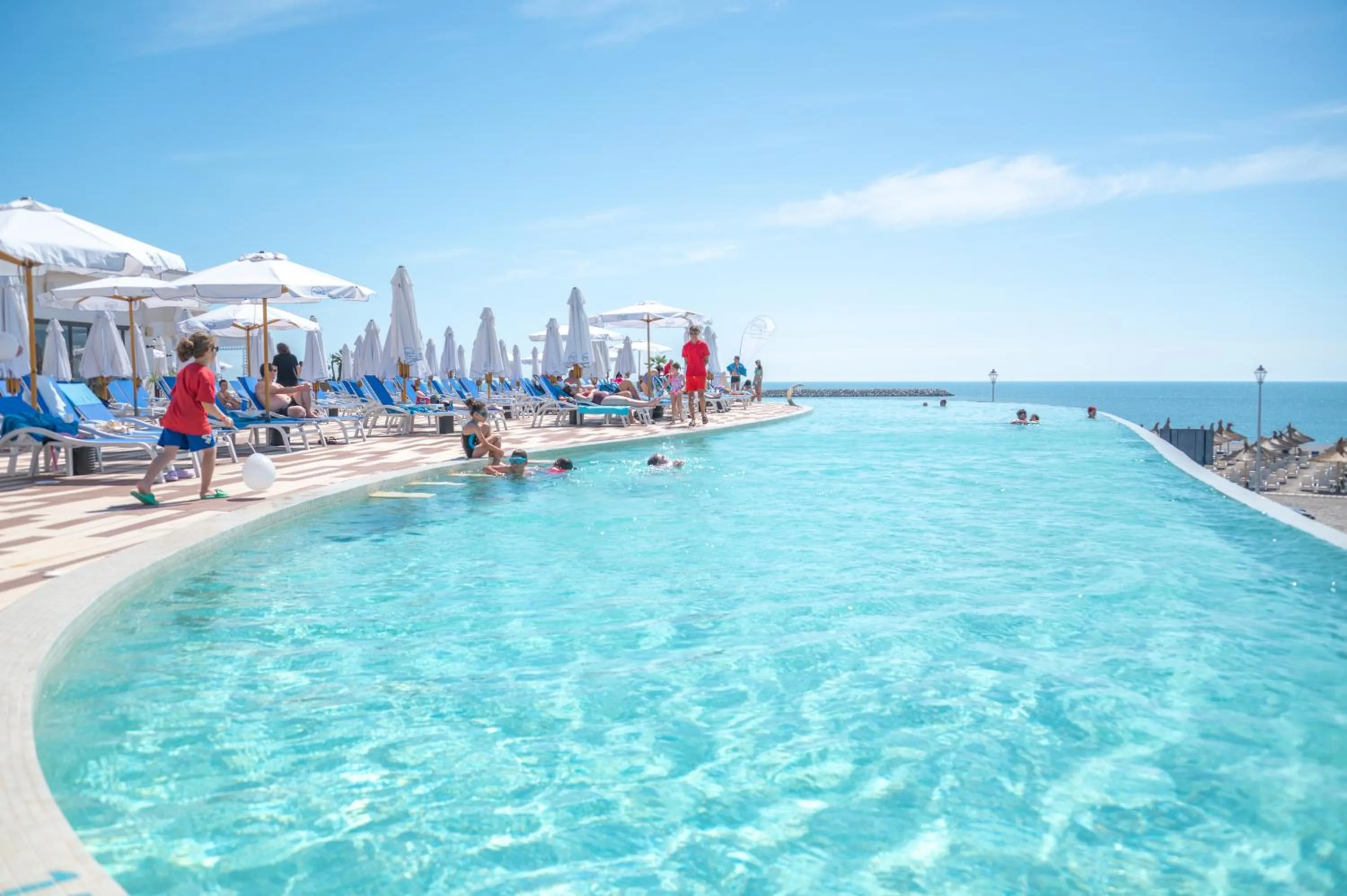 Swimming pool in Mera Onix