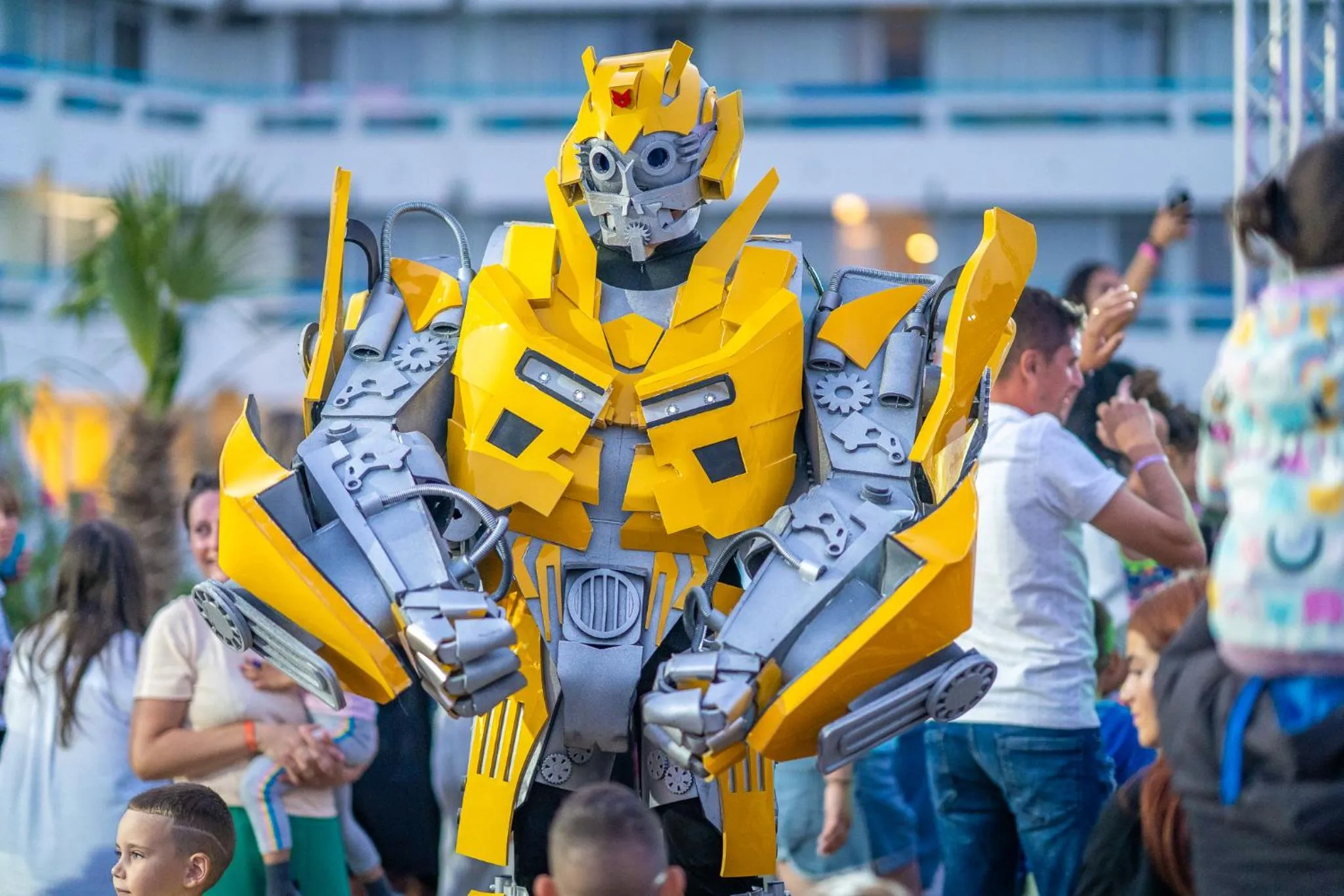 Evening entertainment in Mera Onix