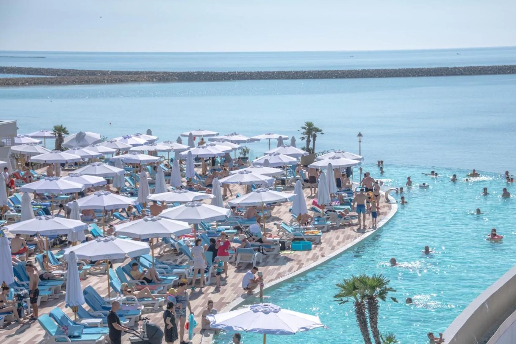 Swimming pool in Mera Onix