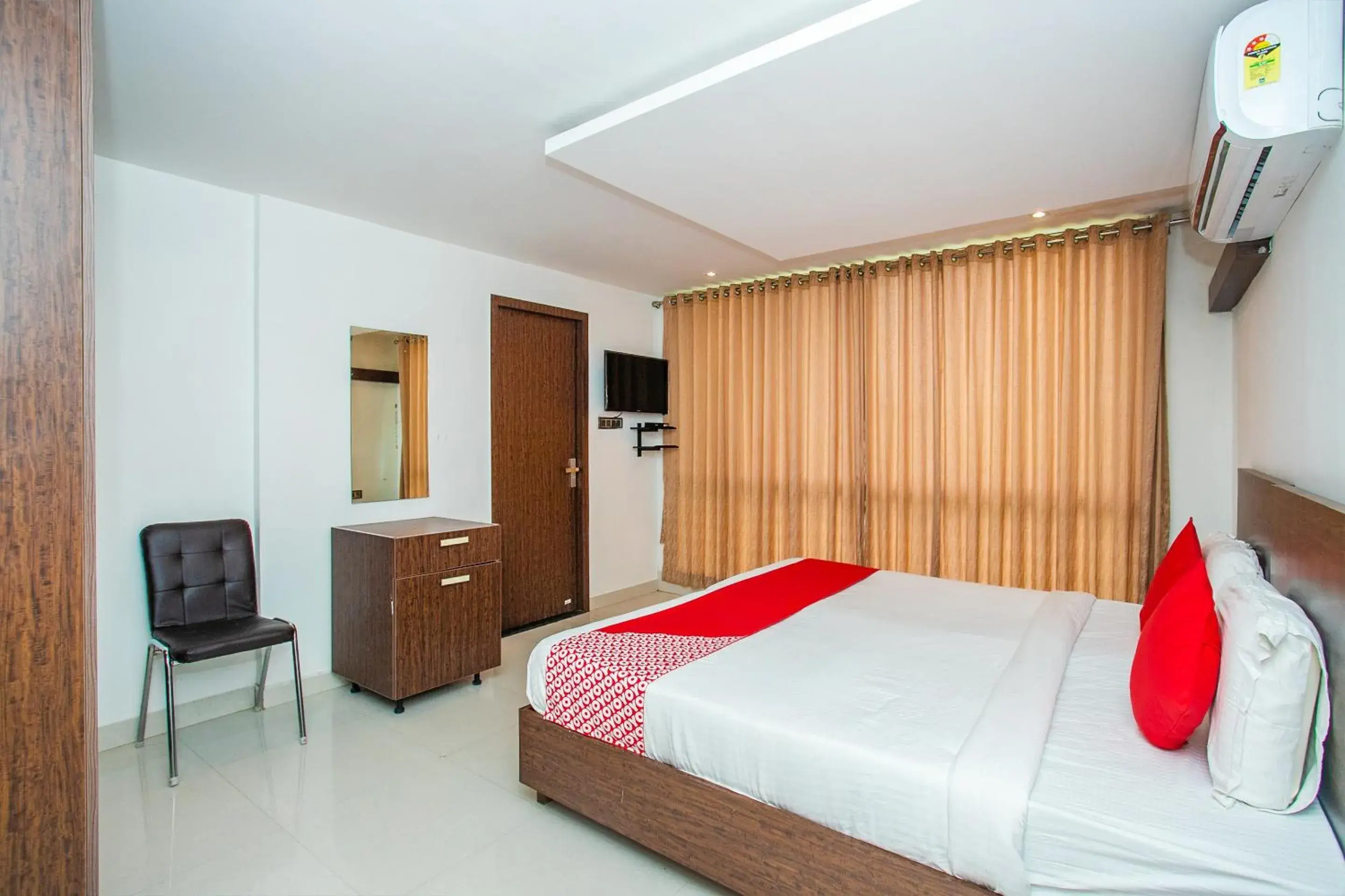 Classic Triple Room in Hotel O Corner Golf View Near Embassy Golf Link Business Park Classic Triple Room in Hotel O Corner Golf View Near Embassy Golf Link Business Park