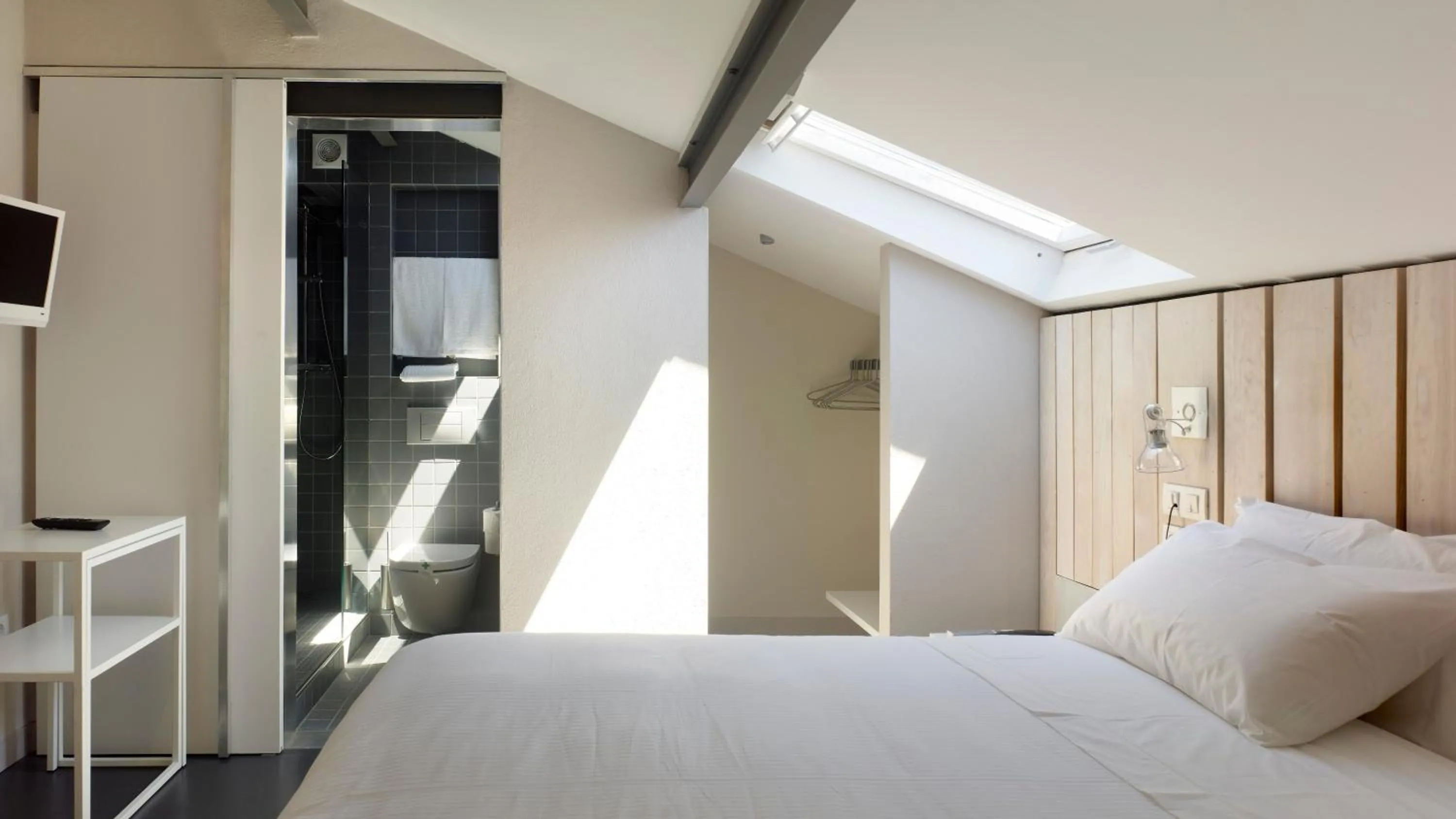 Bathroom, Bed in Moure Hotel