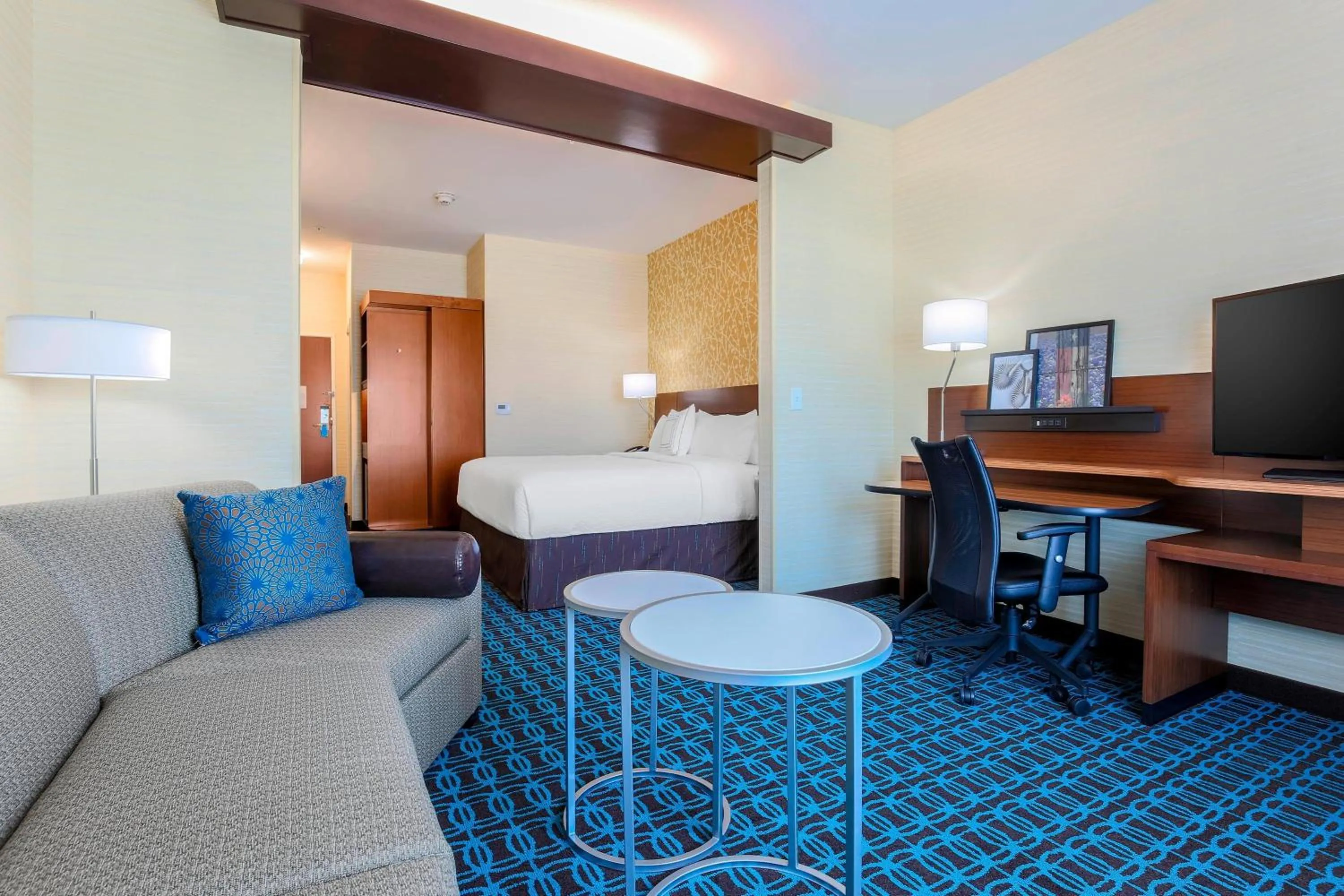 Living room, Bed in Fairfield Inn & Suites by Marriott Decatur at Decatur Conference Center