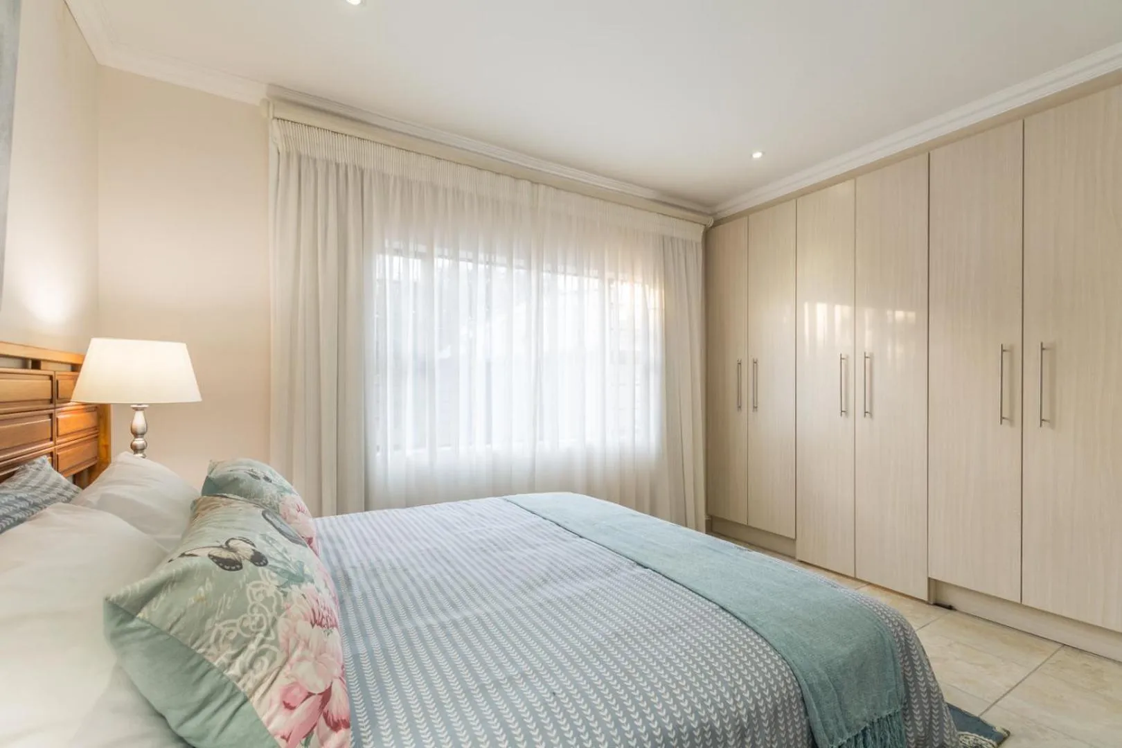 Garden view, Bed in Oceanview B&B