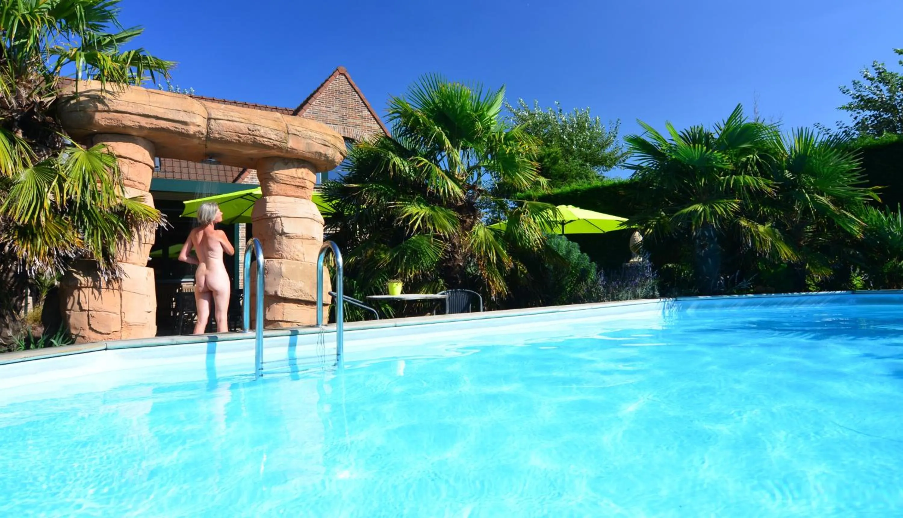 Swimming pool in B&B wellness Sea Nat voor Naturisten