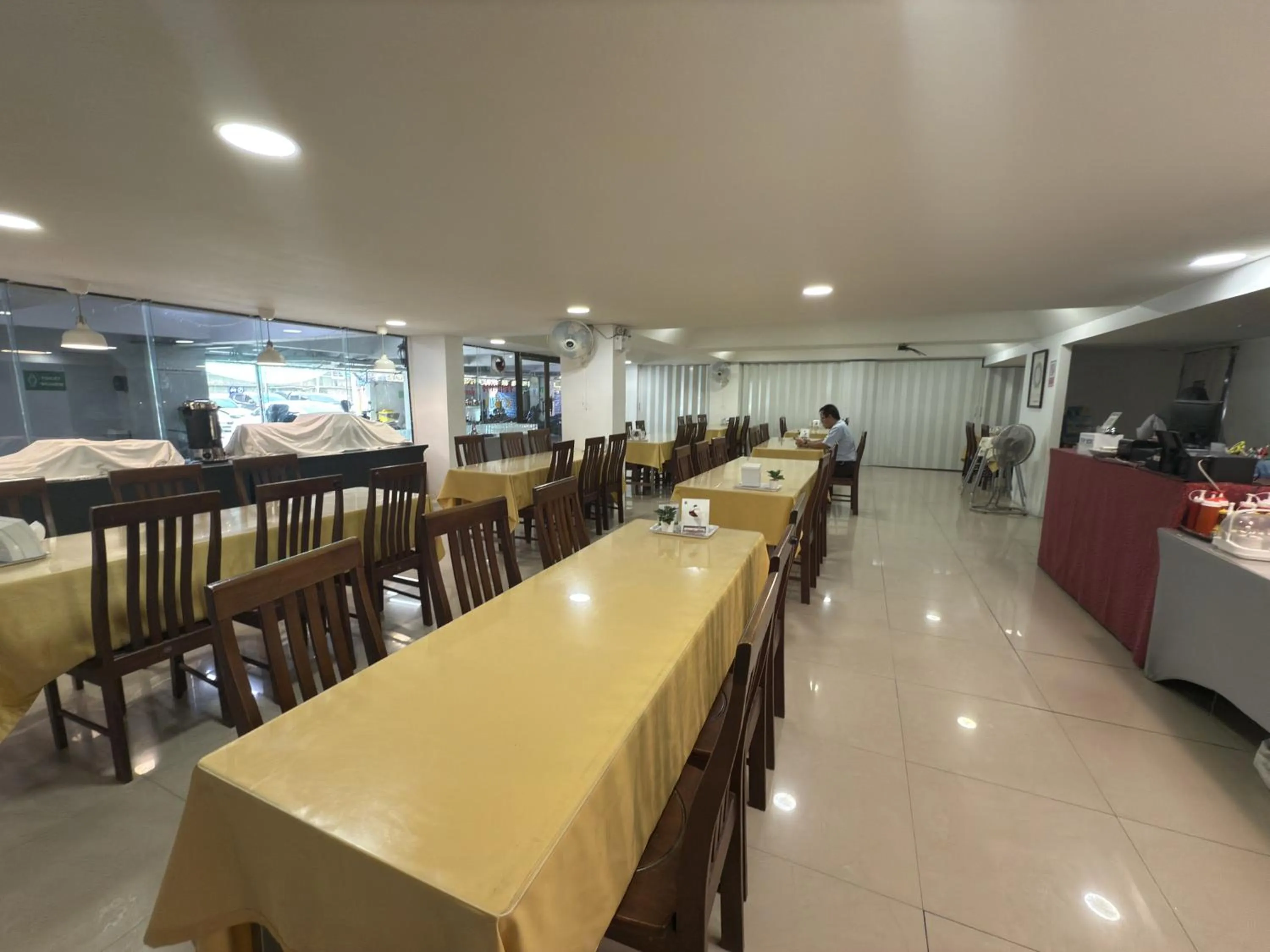 Restaurant/places to eat in Regent Ngamwongwan Hotel