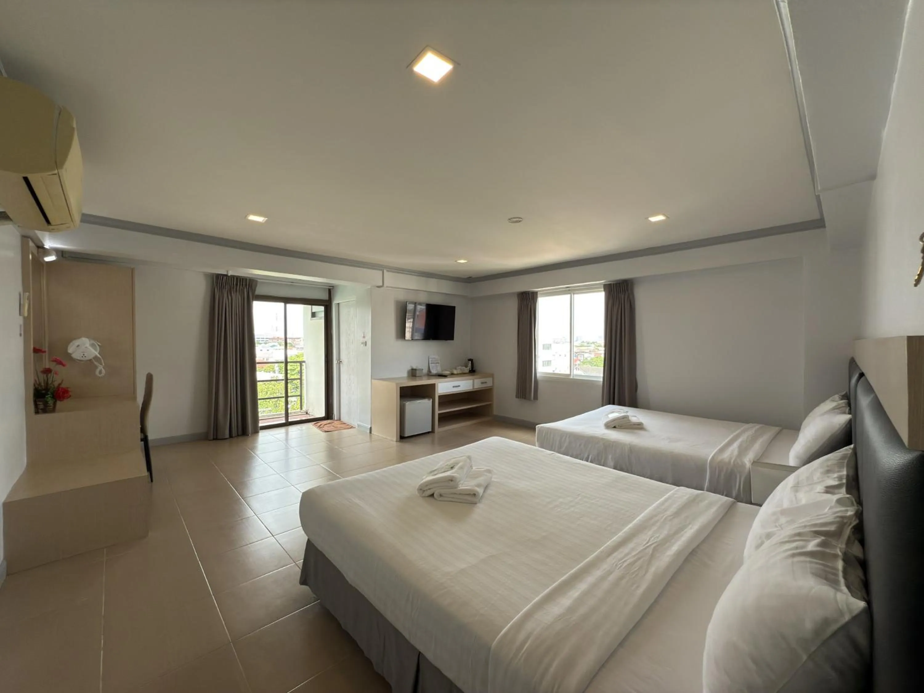 Deluxe Family Room in Regent Ngamwongwan Hotel