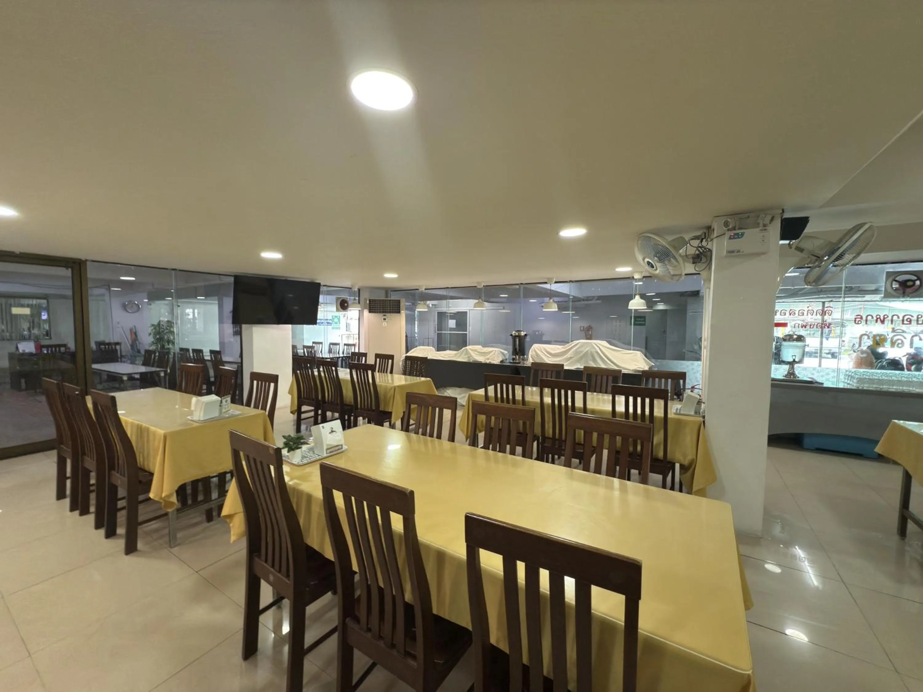 Restaurant/places to eat in Regent Ngamwongwan Hotel