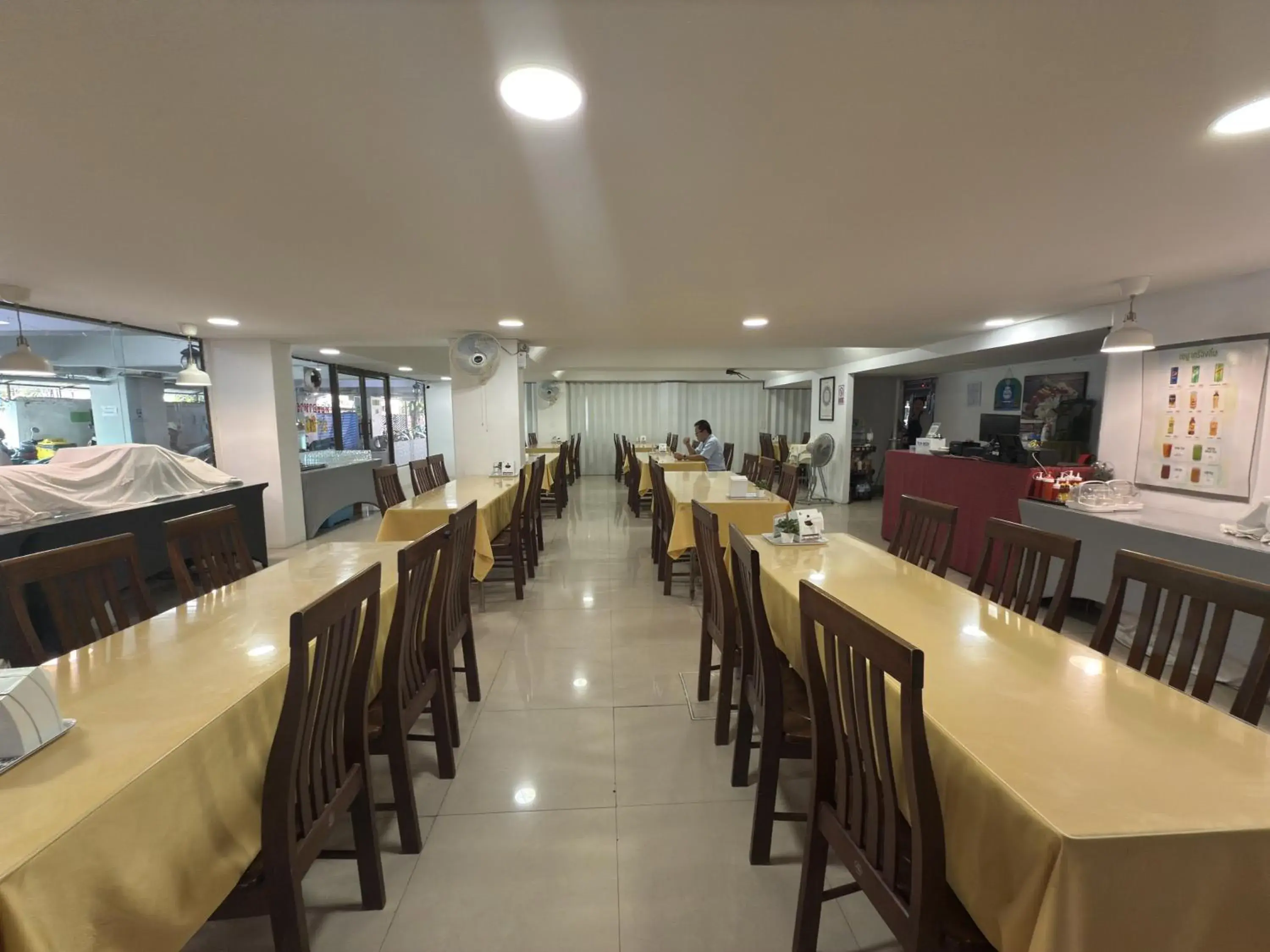 Restaurant/places to eat in Regent Ngamwongwan Hotel Restaurant/places to eat in Regent Ngamwongwan Hotel