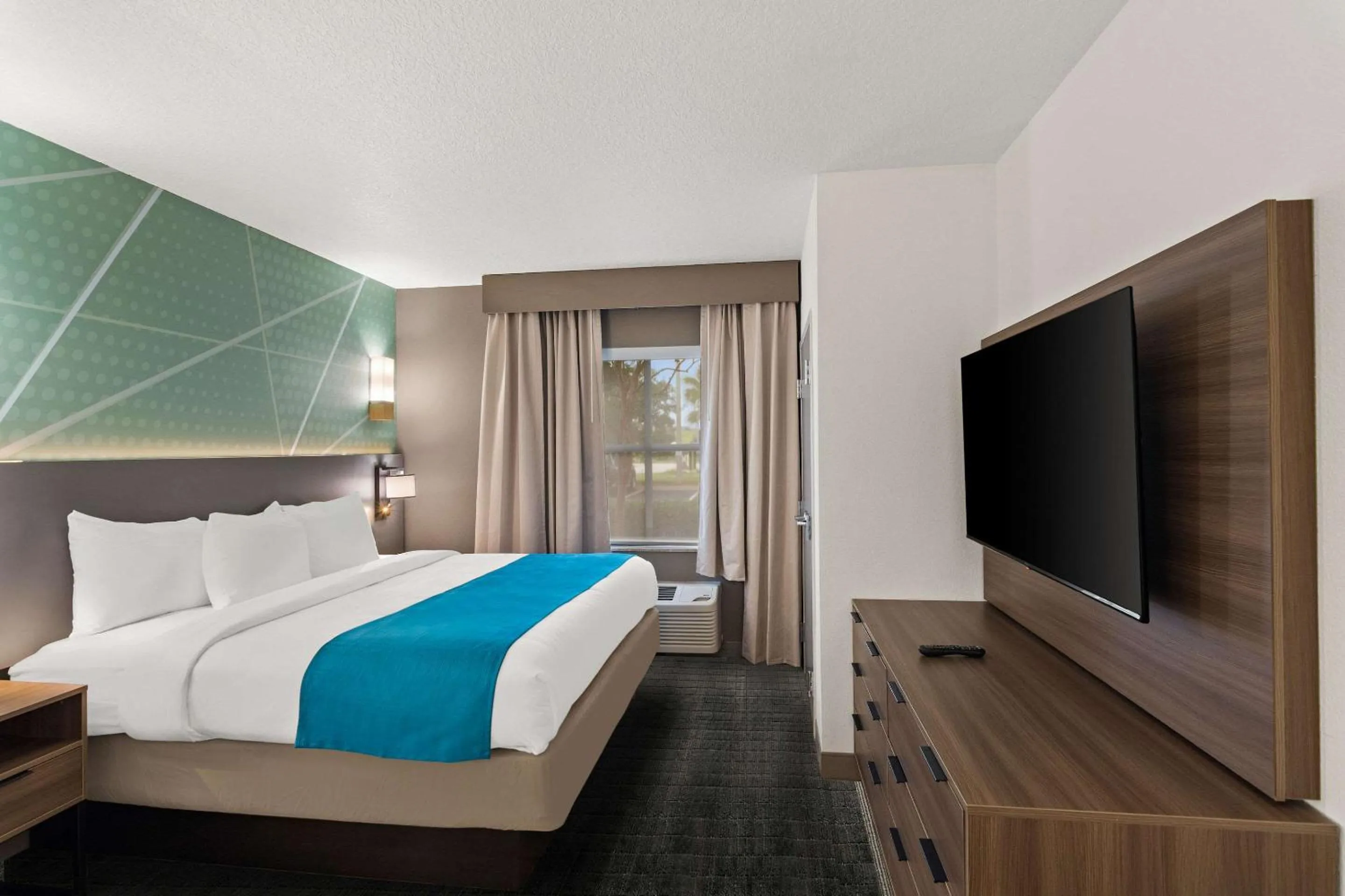 Bedroom, Bed in Comfort Suites Vero Beach I-95