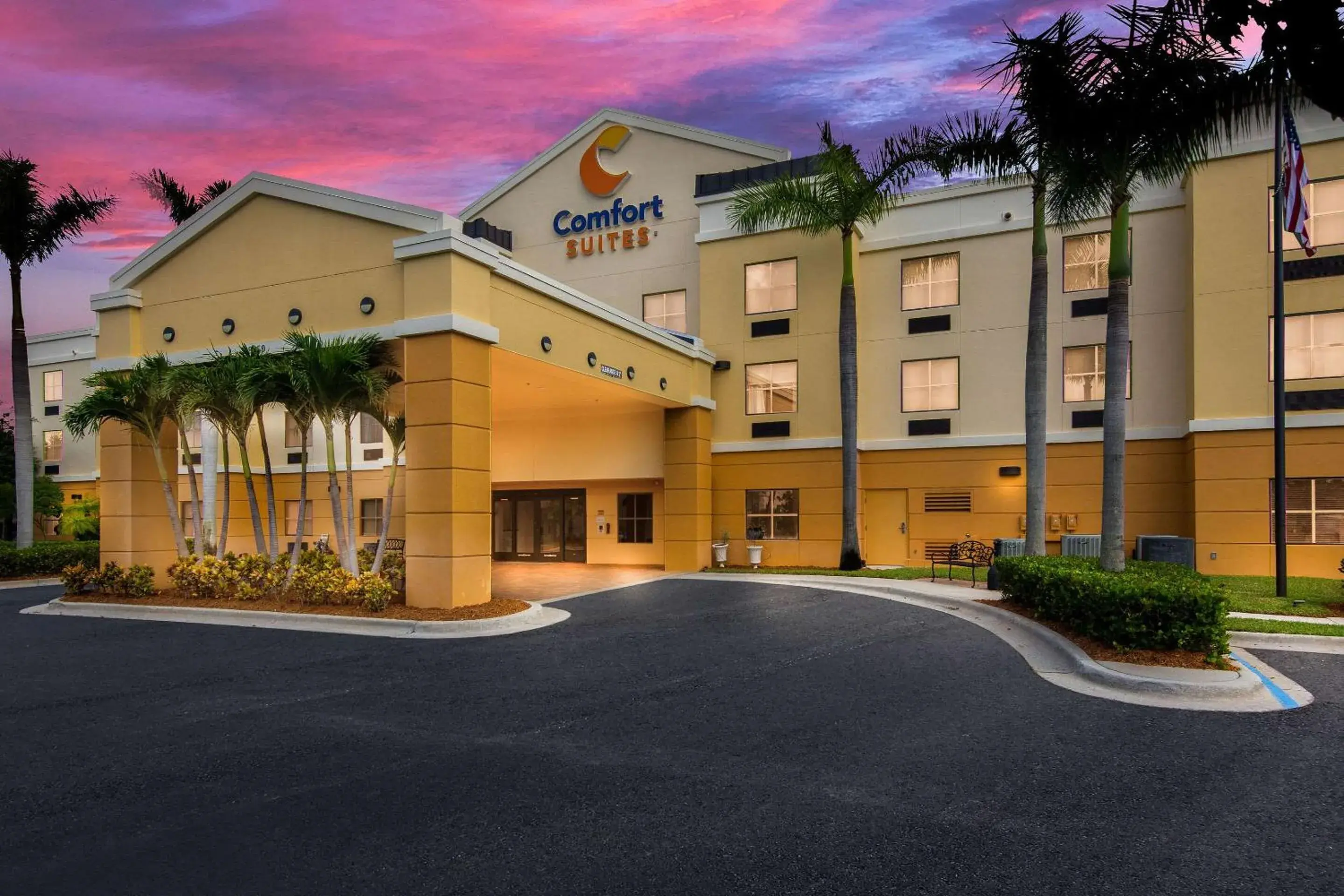 Property building in Comfort Suites Vero Beach I-95 Property building in Comfort Suites Vero Beach I-95