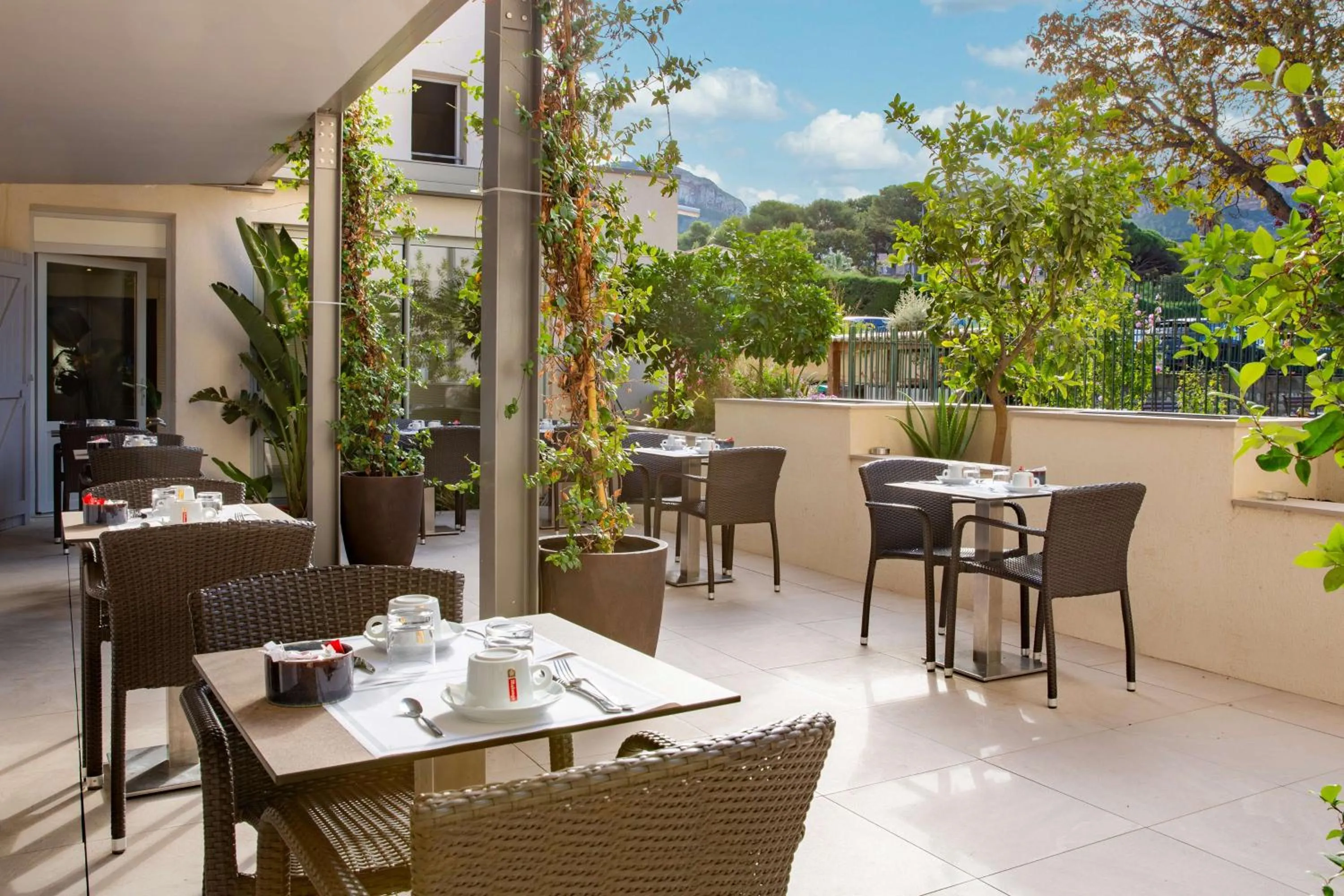 Breakfast in Best Western Hotel & SPA Coeur De Cassis