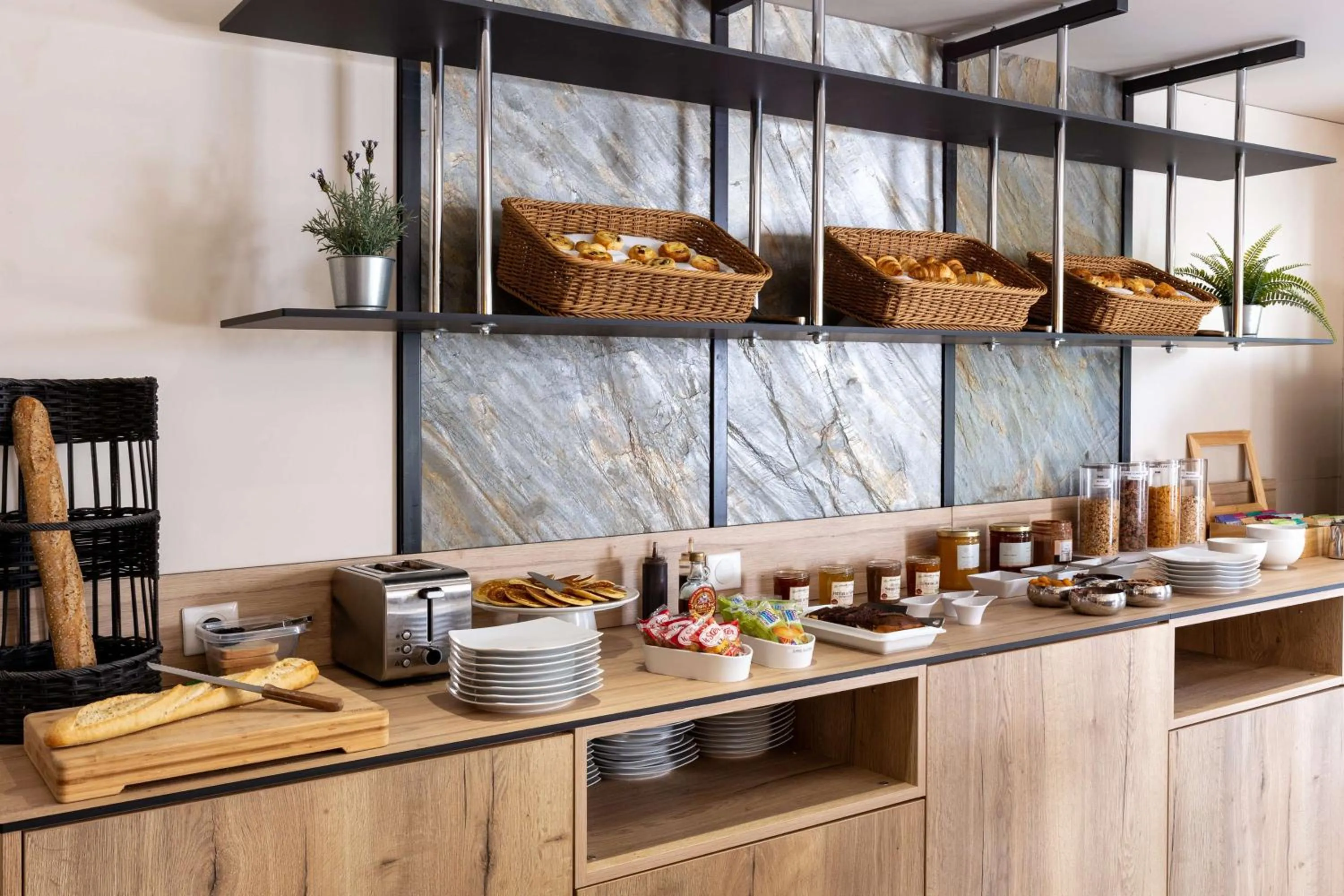 Breakfast in Best Western Hotel & SPA Coeur De Cassis