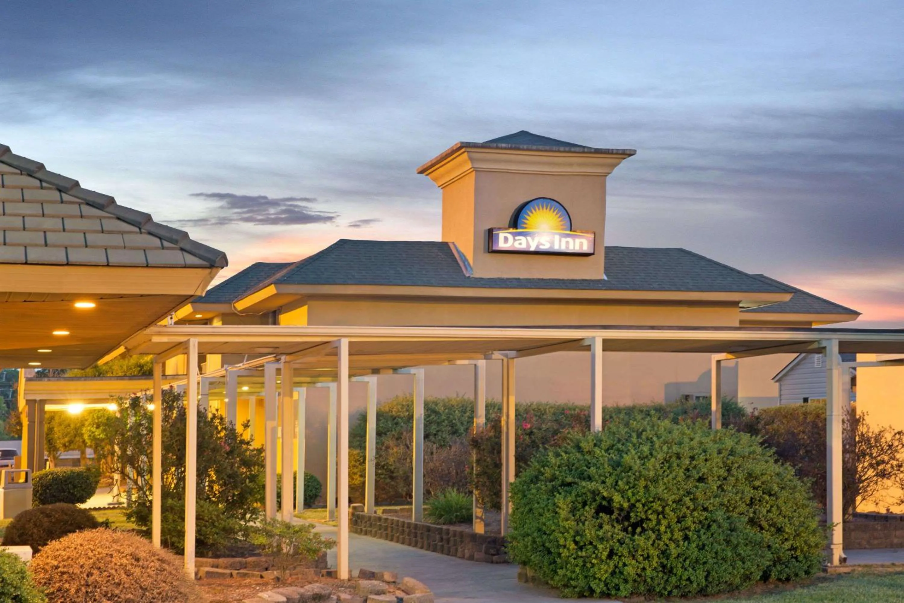 Property building in Days Inn by Wyndham Charlotte/Woodlawn Near Carowinds