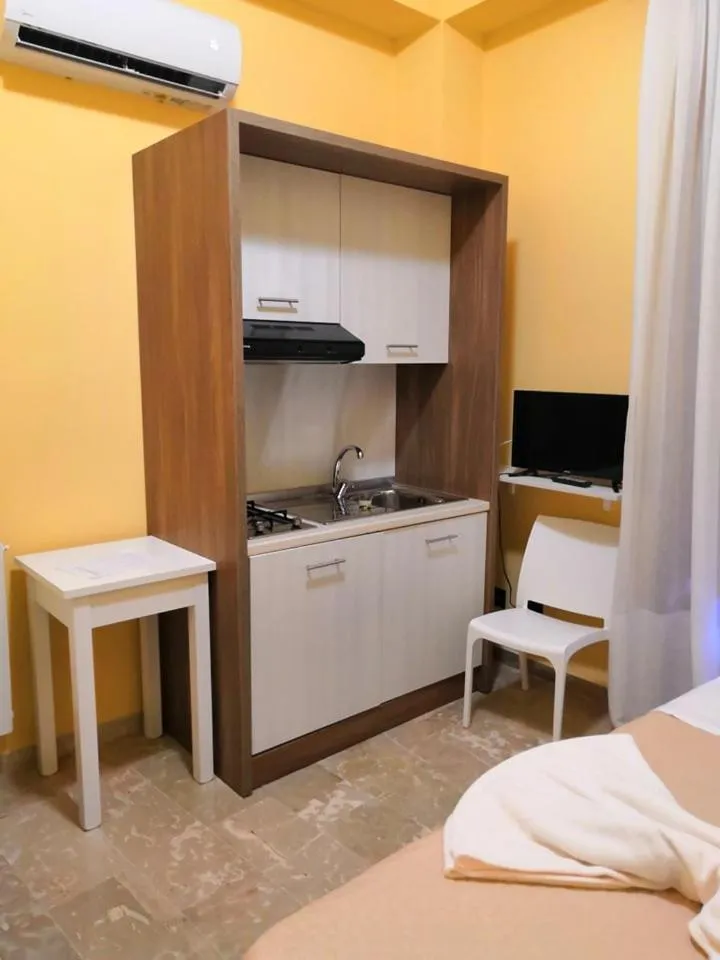 Kitchen or kitchenette, Bed in Fratelli Clemente Spa and Hotel