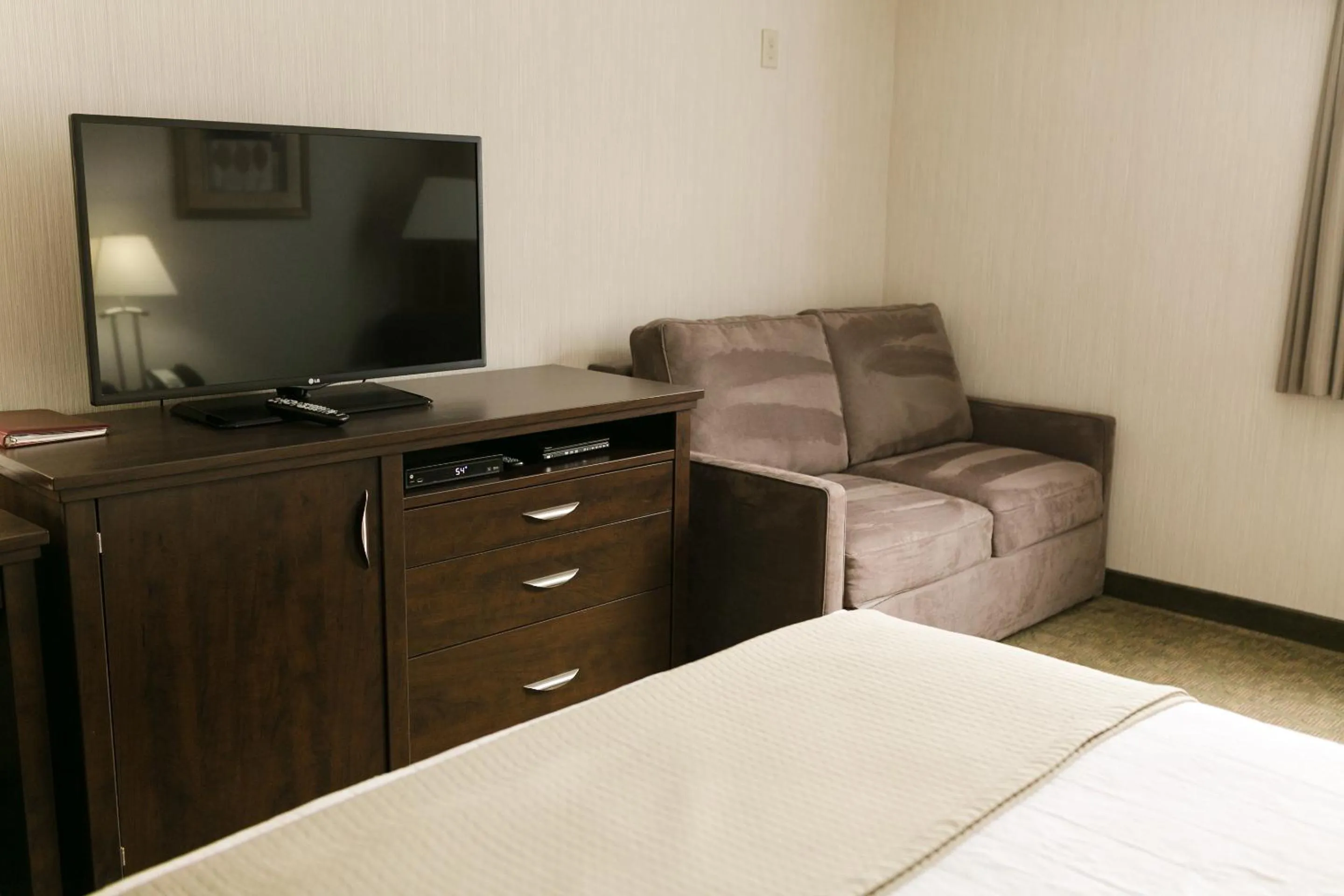 Seating area, Bed in Victoria Inn Flin Flon