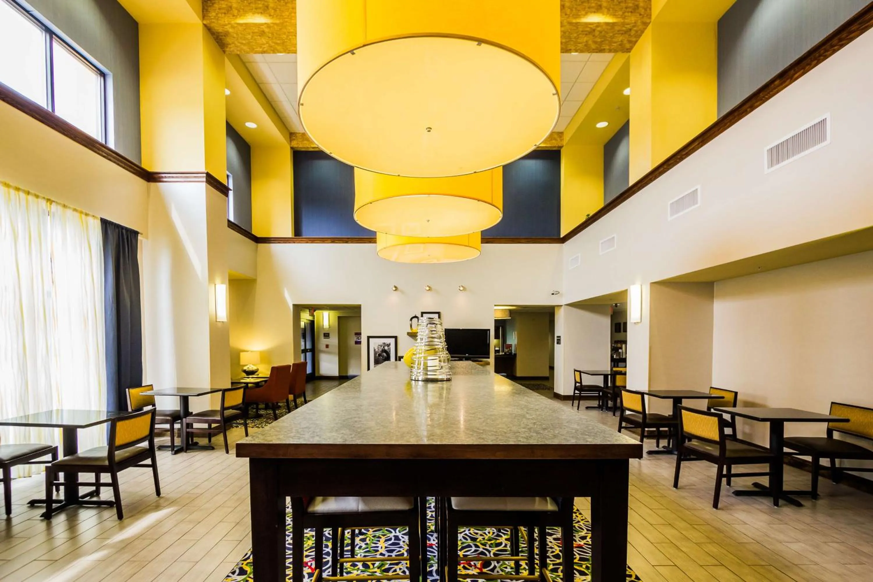 Dining area in Hampton Inn & Suites Natchez