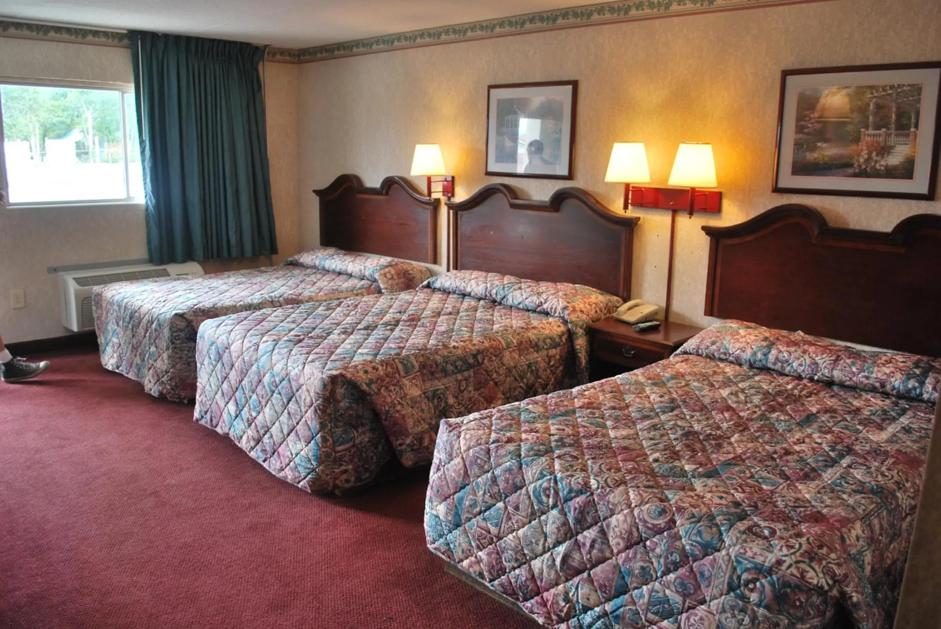 Deluxe Room with Three Double Beds in Best Motel Lakeland Deluxe Room with Three Double Beds in Best Motel Lakeland