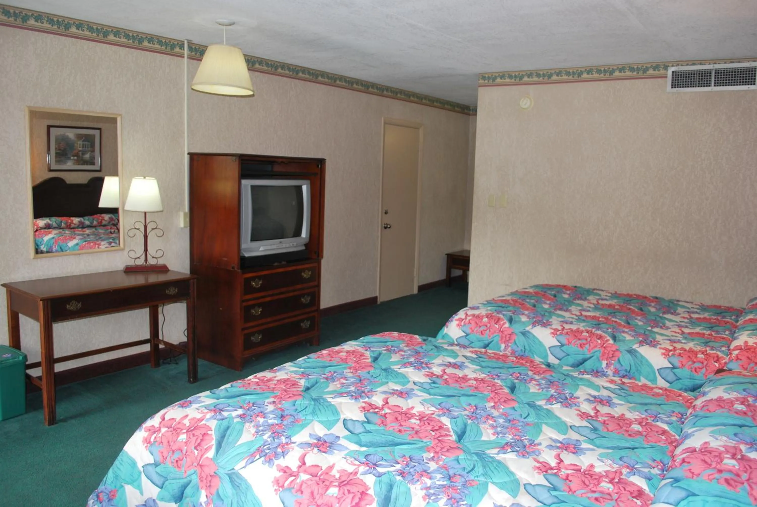 Bedroom, Bed in Best Motel Lakeland