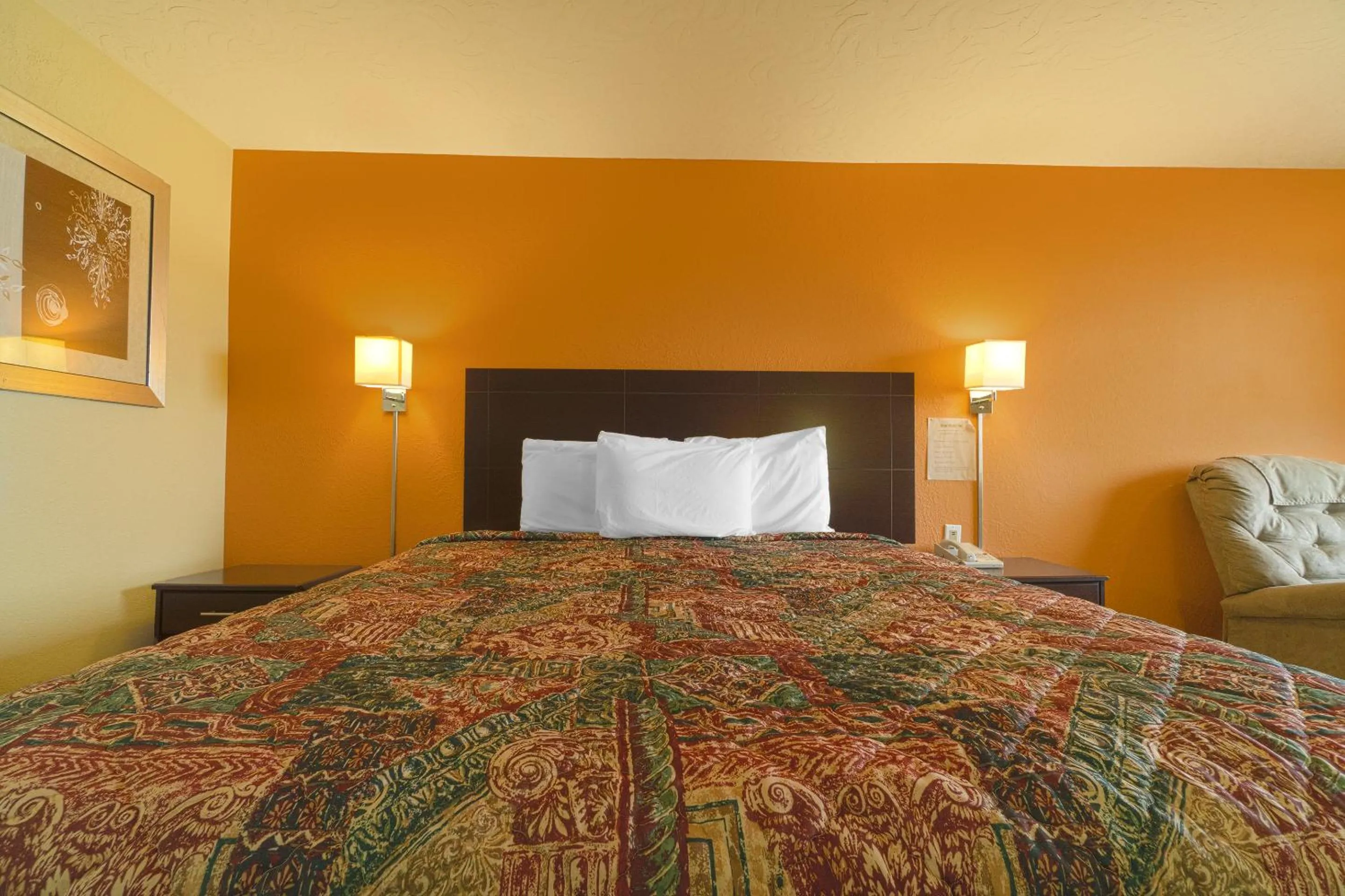 Bedroom in Stamford Inn By OYO