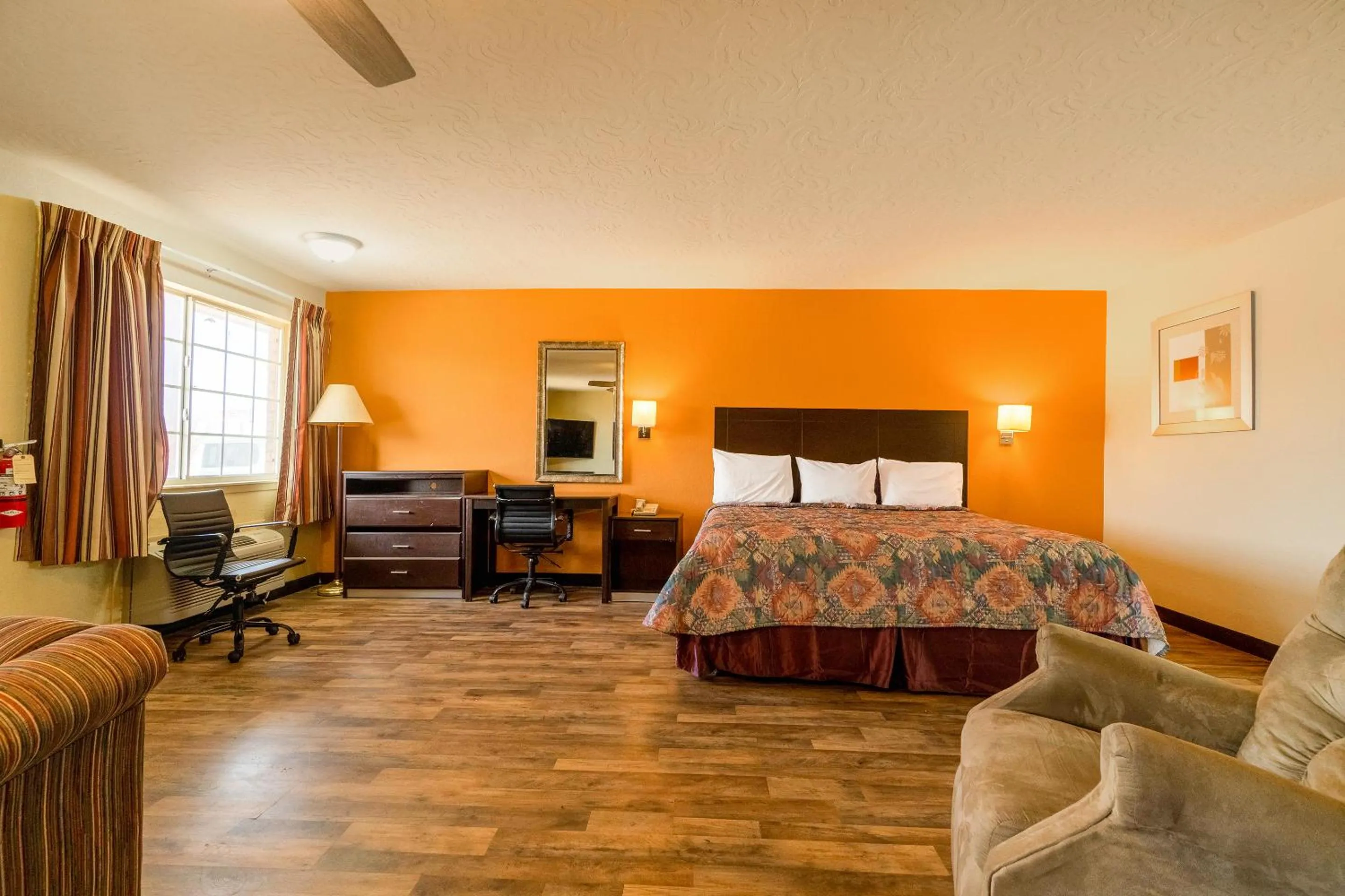 Bedroom in Stamford Inn By OYO